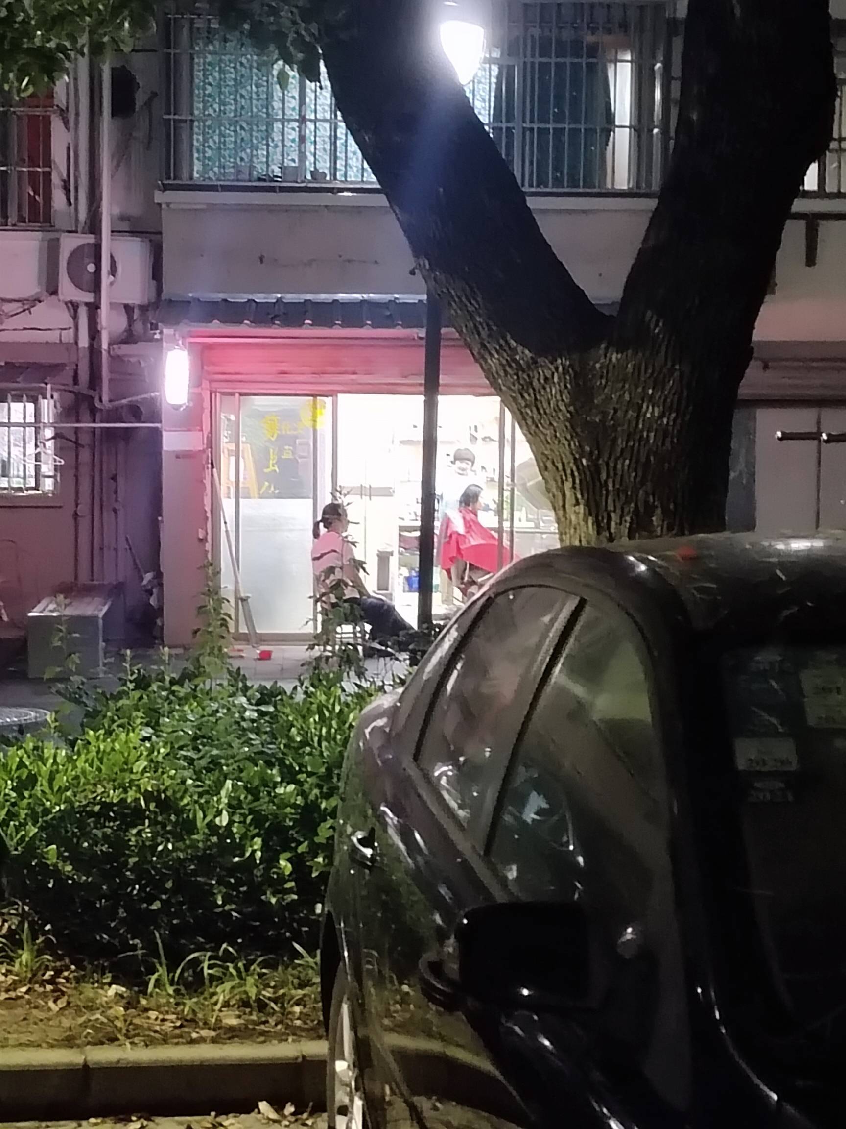 昆山.园，里面有倒在广场遮阳沿下安家蒙头睡大觉的挂壁仔，也有本地退休、外地.啃小.0 / 作者:师者 / 