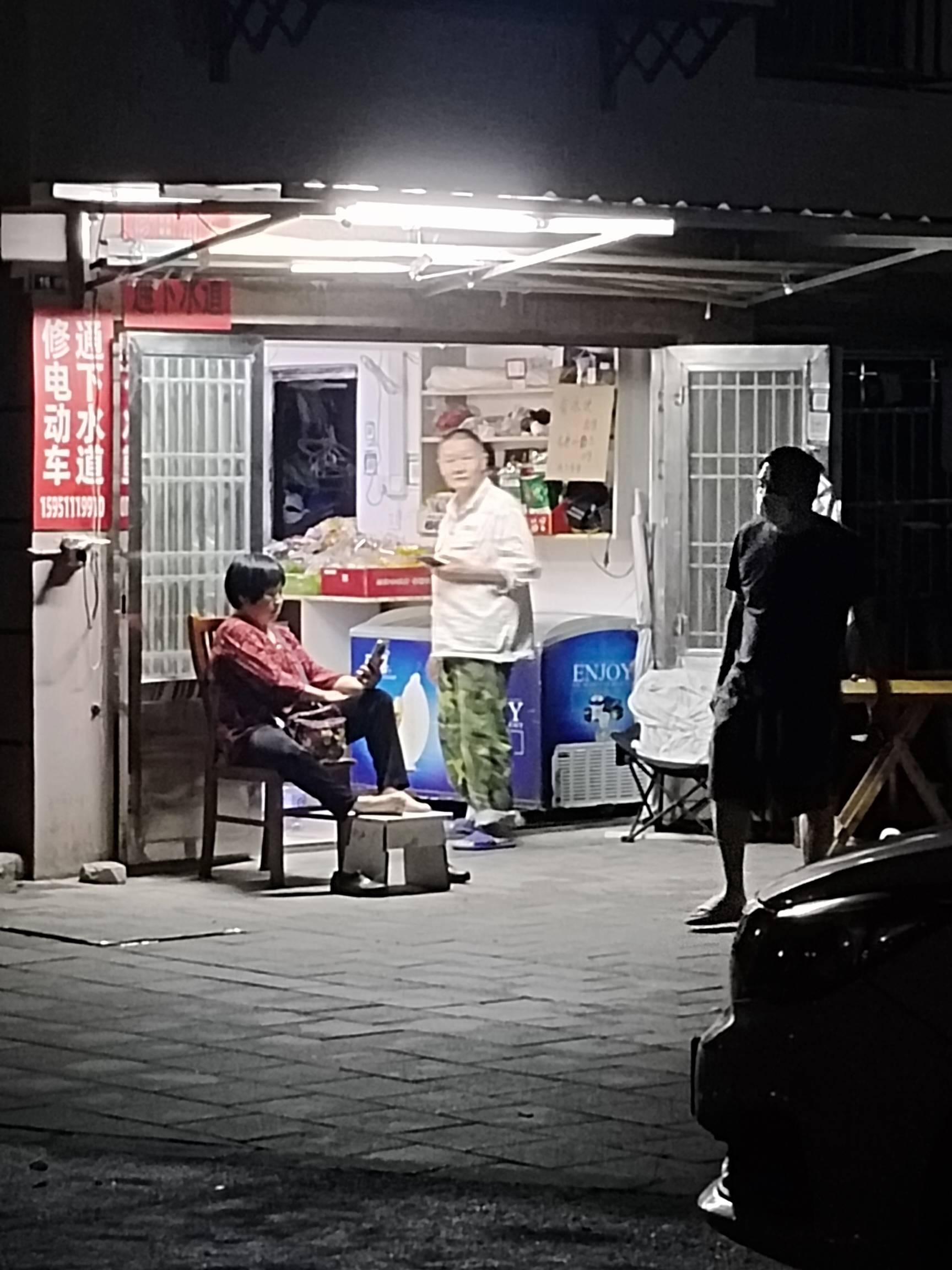 昆山.园，里面有倒在广场遮阳沿下安家蒙头睡大觉的挂壁仔，也有本地退休、外地.啃小.7 / 作者:师者 / 