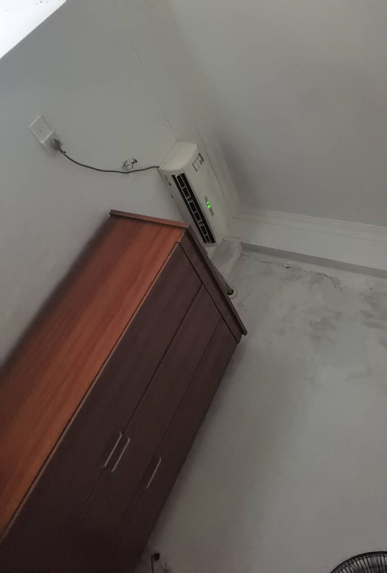 老哥们好热 空调风扇一起开 

59 / 作者:六六大 / 