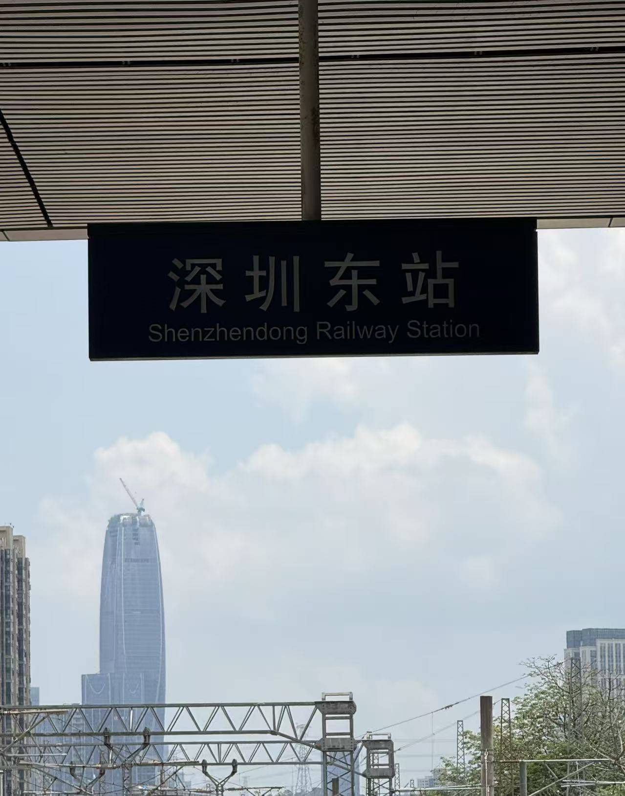 老哥们，我来深圳找工作了，深圳好热。还有我投的boss就两个回，跨行业真不好找工作啊96 / 作者:夏东海 / 