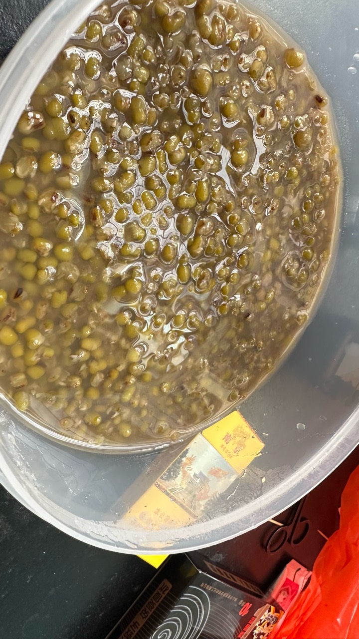 烧水壶还真煮不烂绿豆，不过也可以吃了，没有煮成沙

4 / 作者:不知明的靓仔 / 