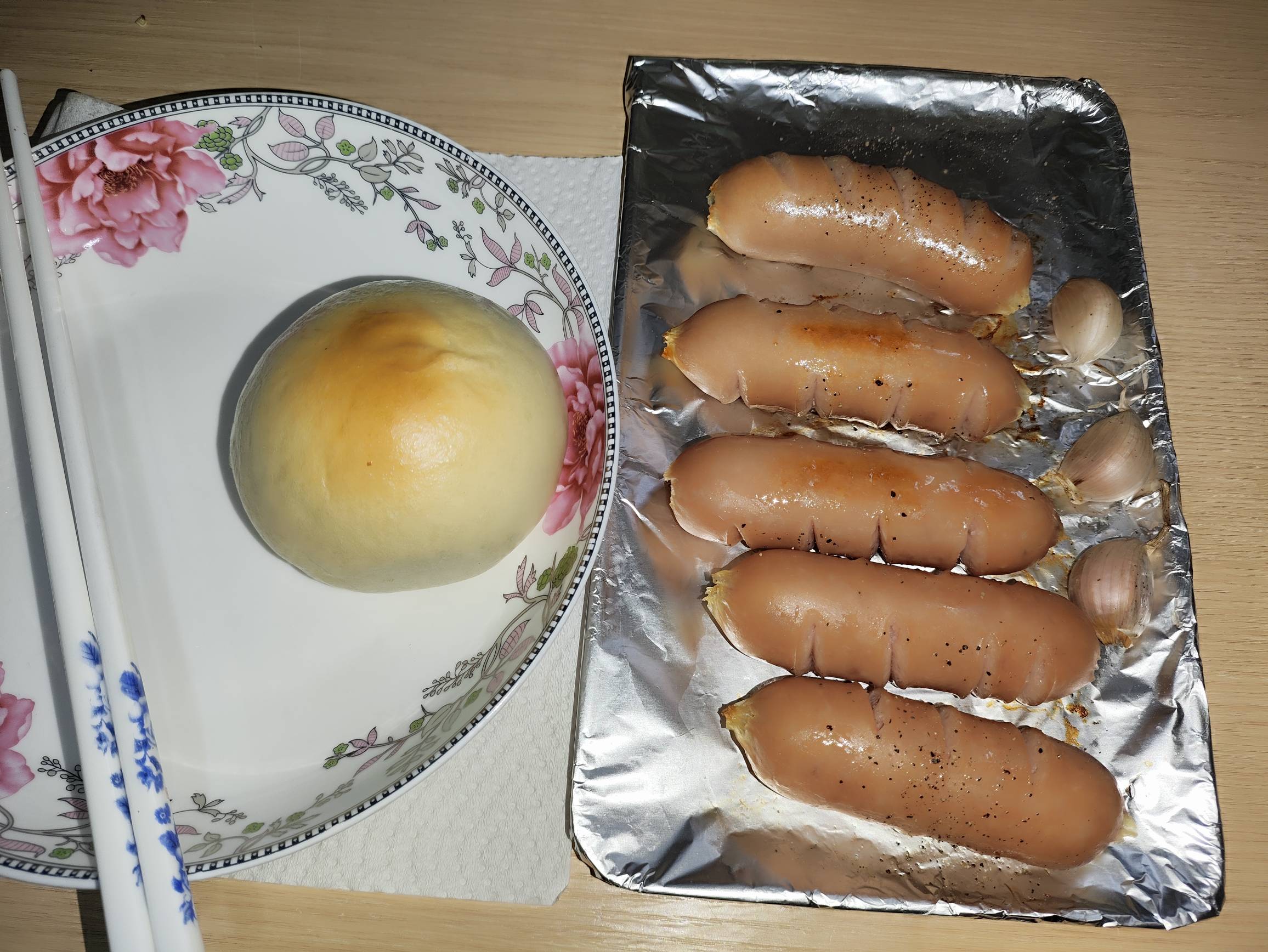 老哥们先吃，懒人饭，不想出门冰箱还两袋脆皮烤肠，烤了半袋。

11 / 作者:会飞的大鲨鱼 / 