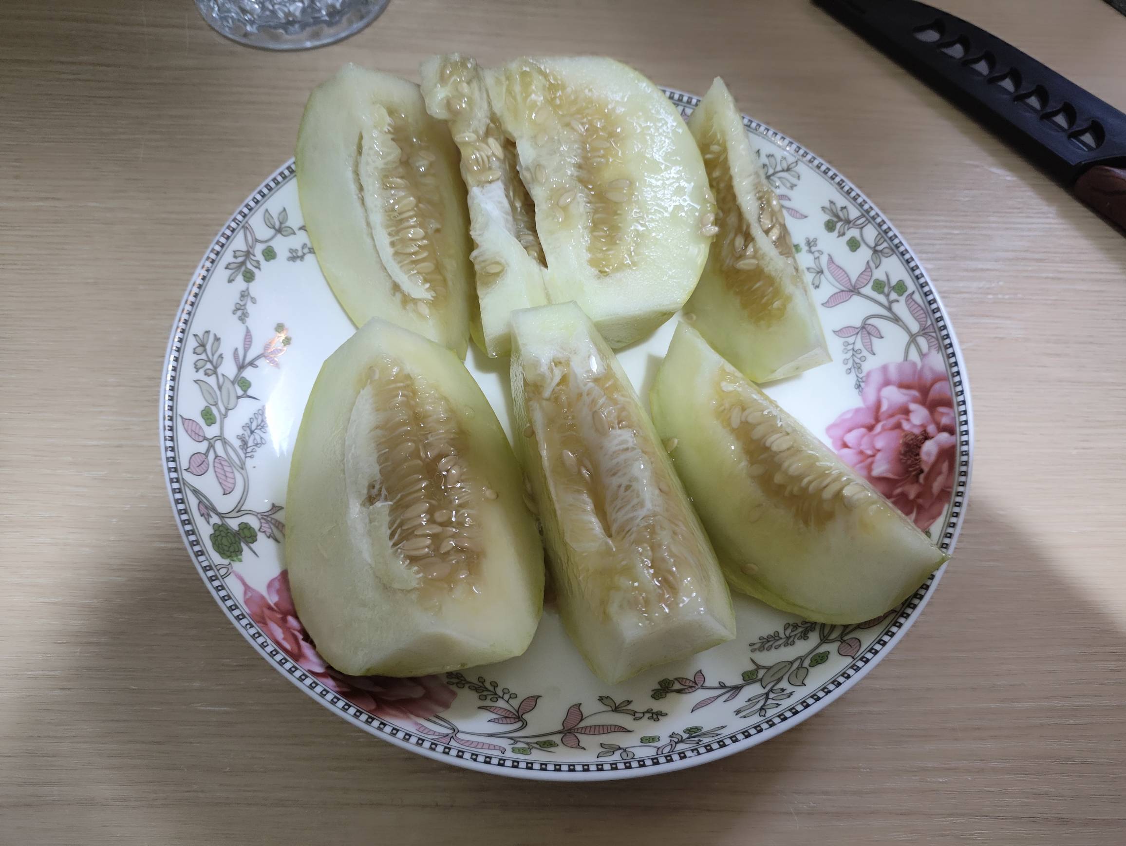 老哥们先吃，懒人饭，不想出门冰箱还两袋脆皮烤肠，烤了半袋。

37 / 作者:会飞的大鲨鱼 / 