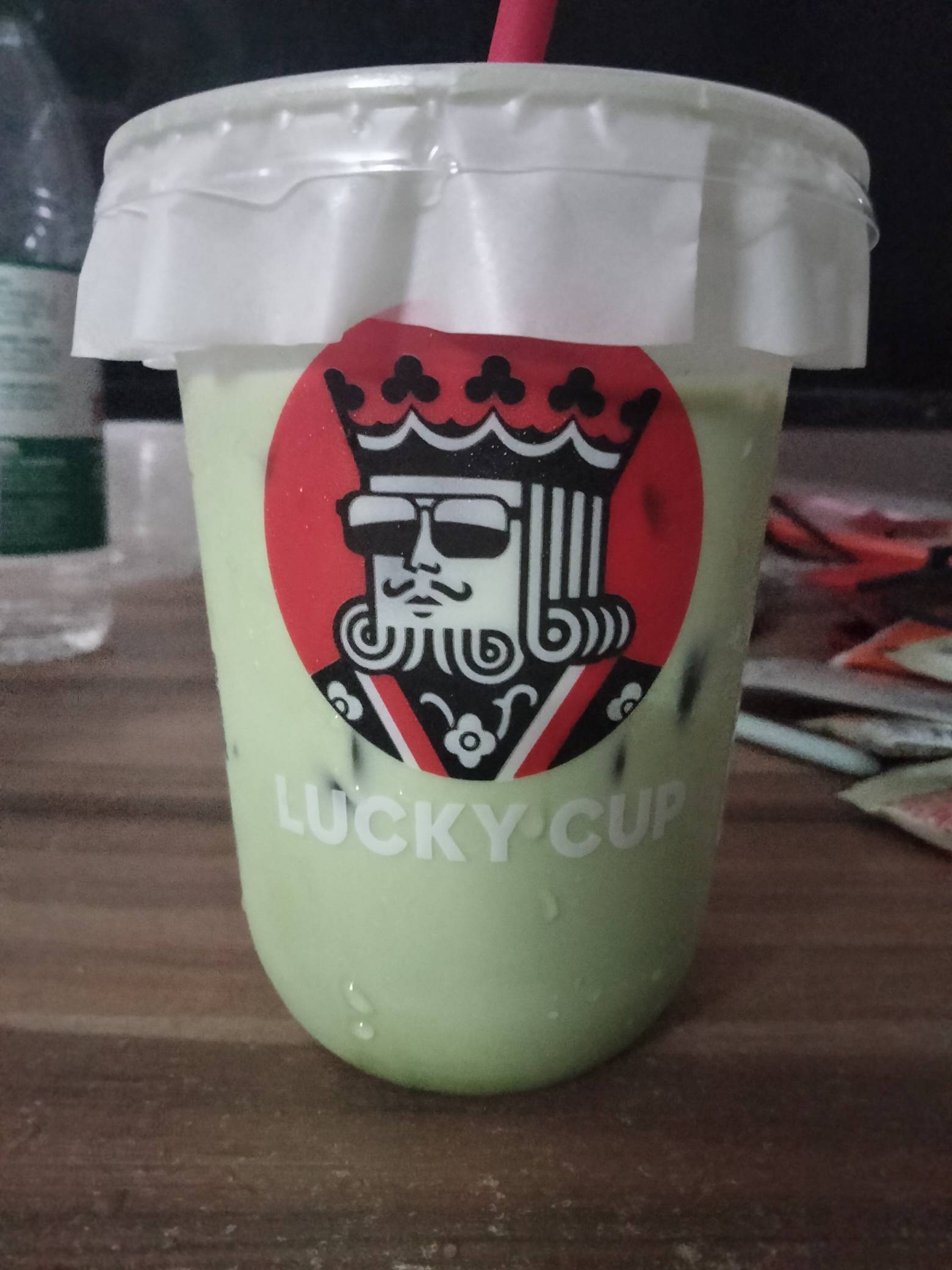老哥们幸运咖香甜一杯奶抹茶挺好喝的，就是抹茶粉加牛奶，冰块很多喝起来很舒服，就是0 / 作者:机会哈哈 / 