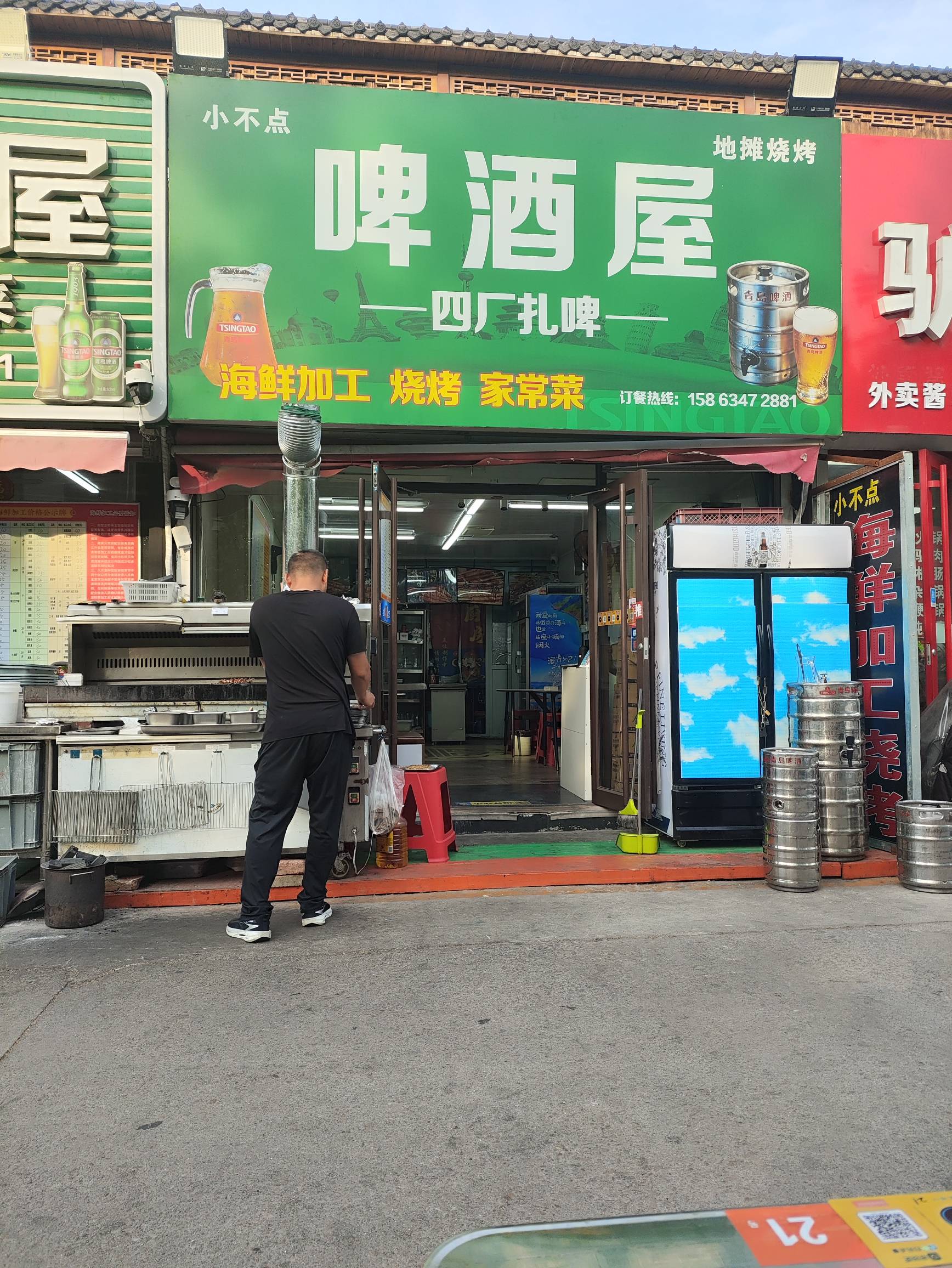 街上贴，三点刚吃完炒鸡T餐，现在换了一个地方烧烤T餐一点也吃不进去了。尬住了，有附32 / 作者:会飞的大鲨鱼 / 