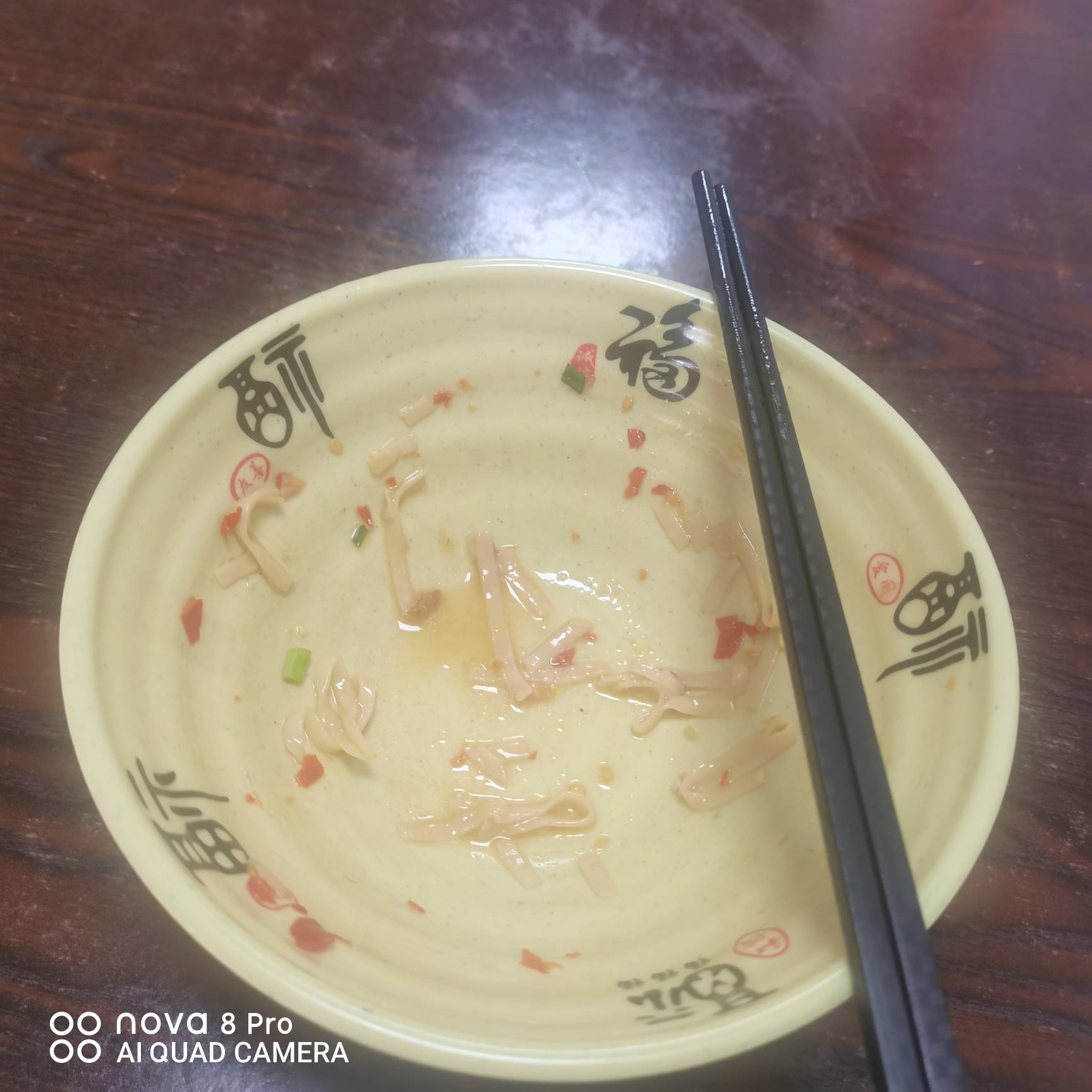 出来沙县吃碗挂壁面，吃完才发现刚才提的六毛到卡里被扣了，最后的身家了没钱付款只能31 / 作者:懂哥 / 