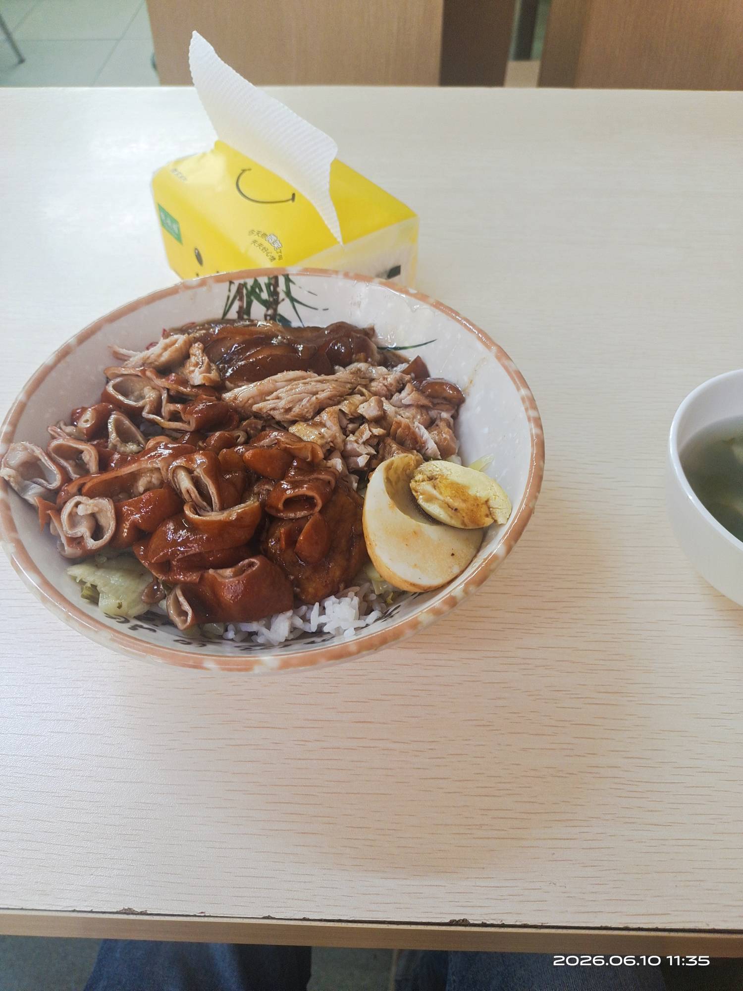 老哥吃饭了，泪水打湿猪脚饭


31 / 作者:挂壁哥 / 