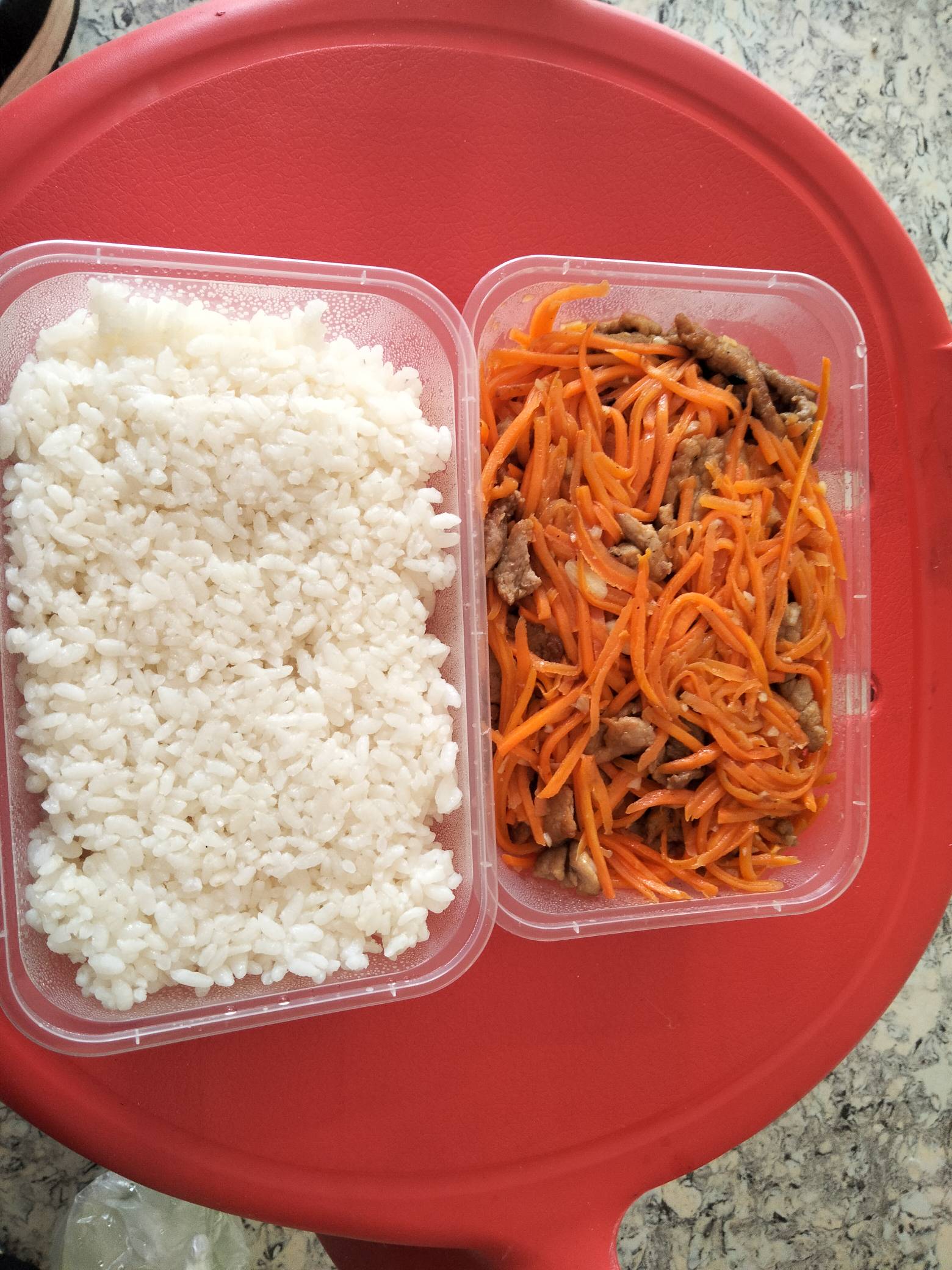 老哥们吃饭了，这个胡萝卜竟然是切丝的，还以为是切片的

67 / 作者:机会哈哈 / 