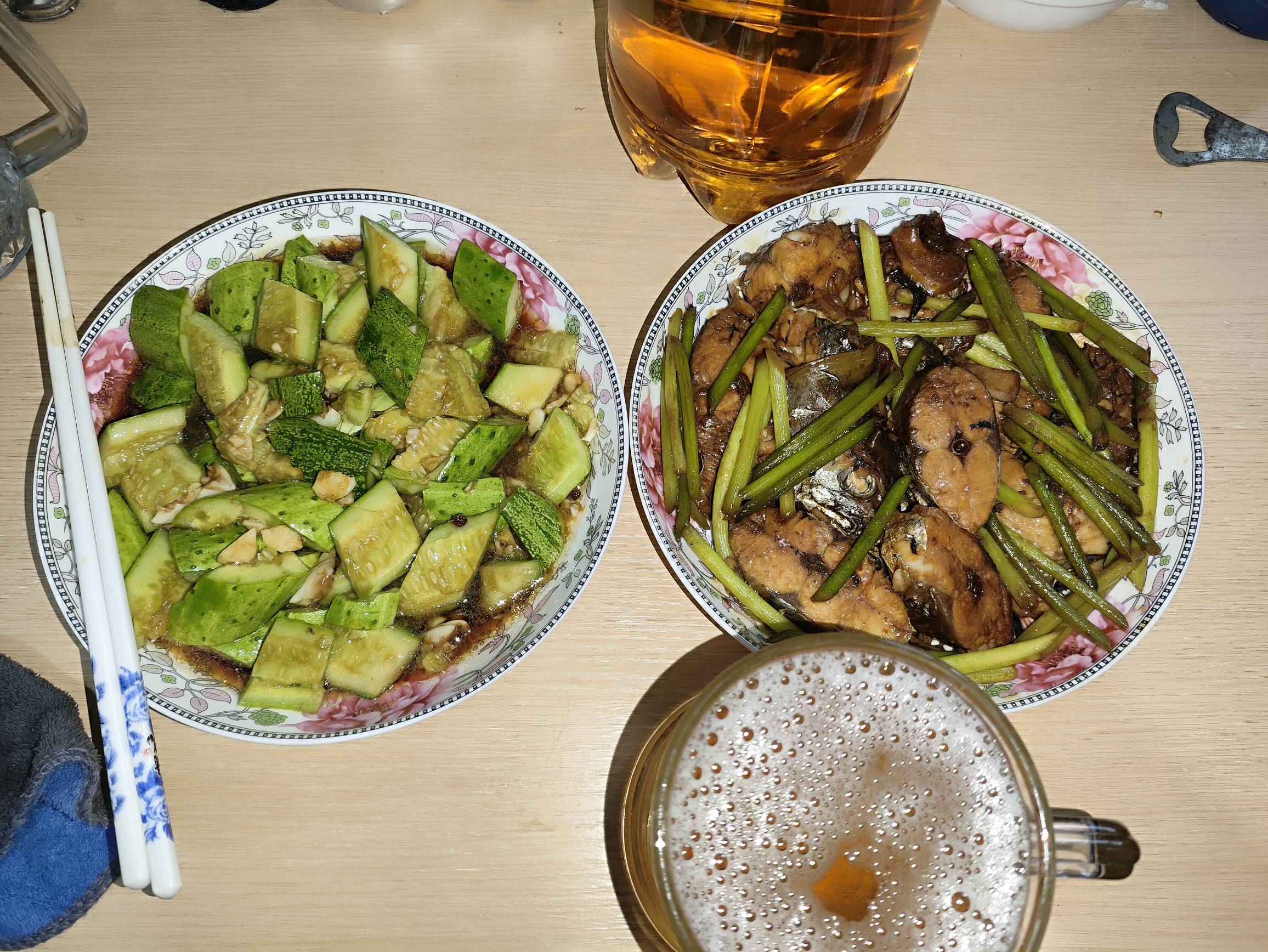一个人喝酒也挺爽，自己下厨蒜泥拌黄瓜，蒜薹烧鲅鱼，五斤鲜啤，有没有知道这属于哪里52 / 作者:会飞的大鲨鱼 / 