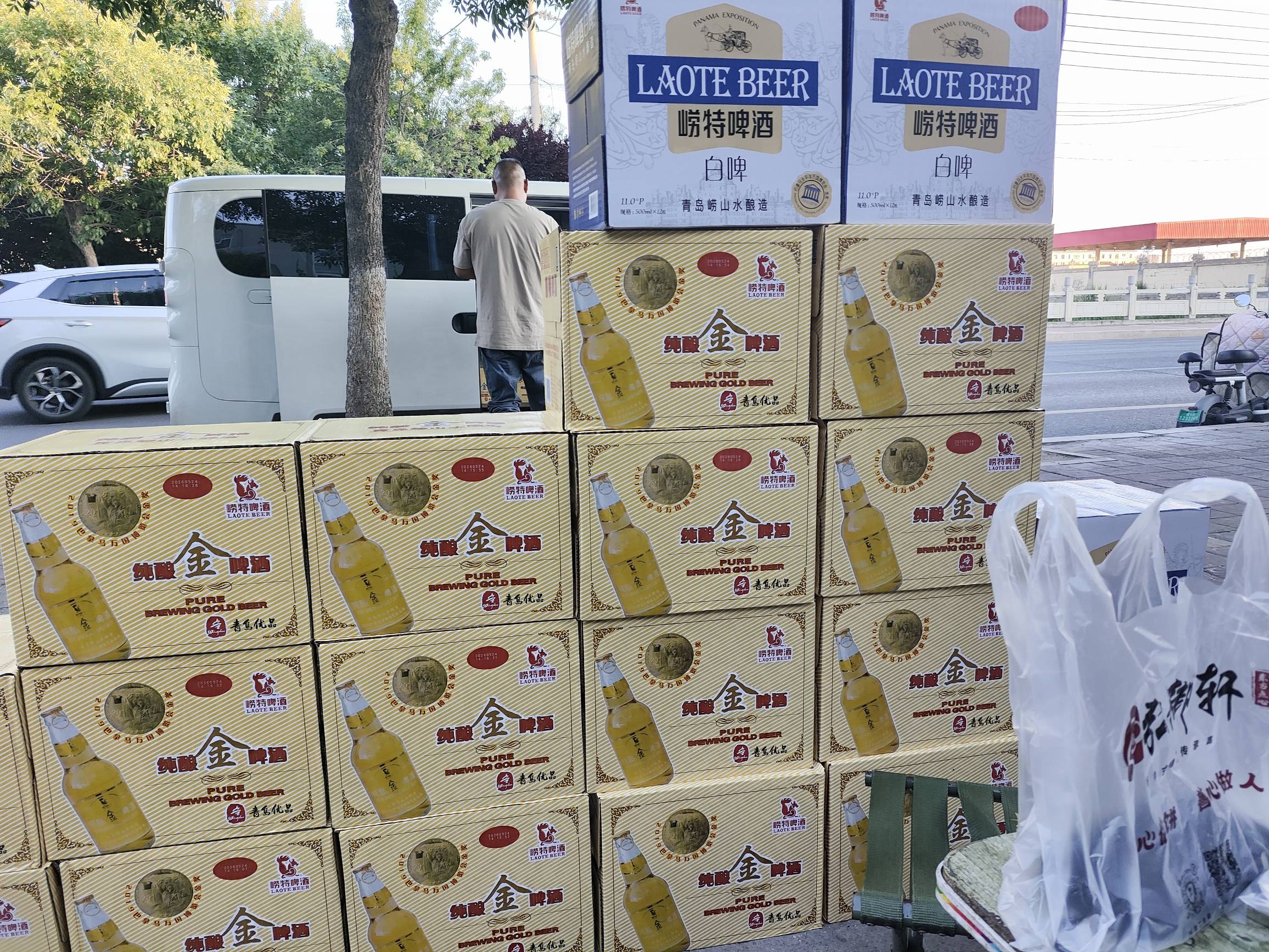 有木有附近的，过来喝点




39 / 作者:会飞的大鲨鱼 / 