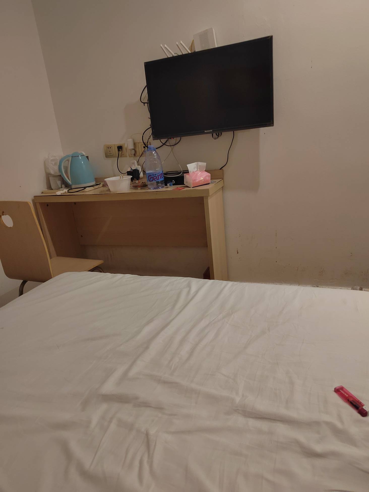 躺在这五天了，没地方去，不知道去哪，去做什么，也没有朋友，一个人都联系不了，有老7 / 作者:今年要发财 / 
