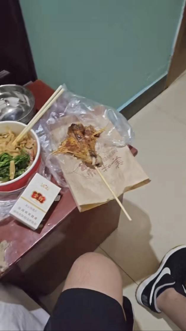 真的不能再打了  小快乐 烤鸡翅 烤肠 炒米粉 还有两瓶水 才32毛

19 / 作者:伍先森哟 / 
