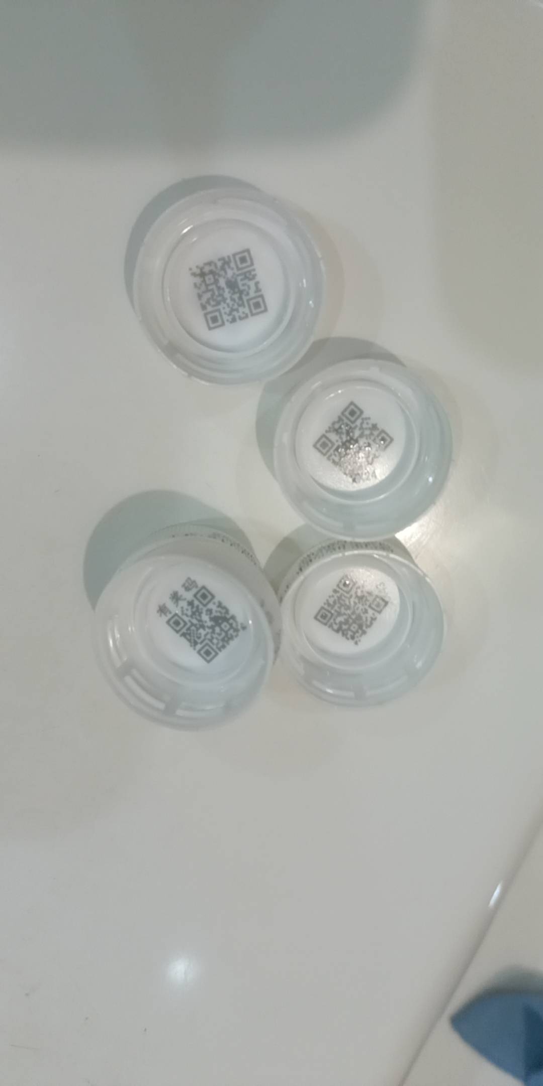 cs卡商没水还一天天的涨价，祝你们今年的运气全没了，20个码就中个3



3 / 作者:小吸管 / 