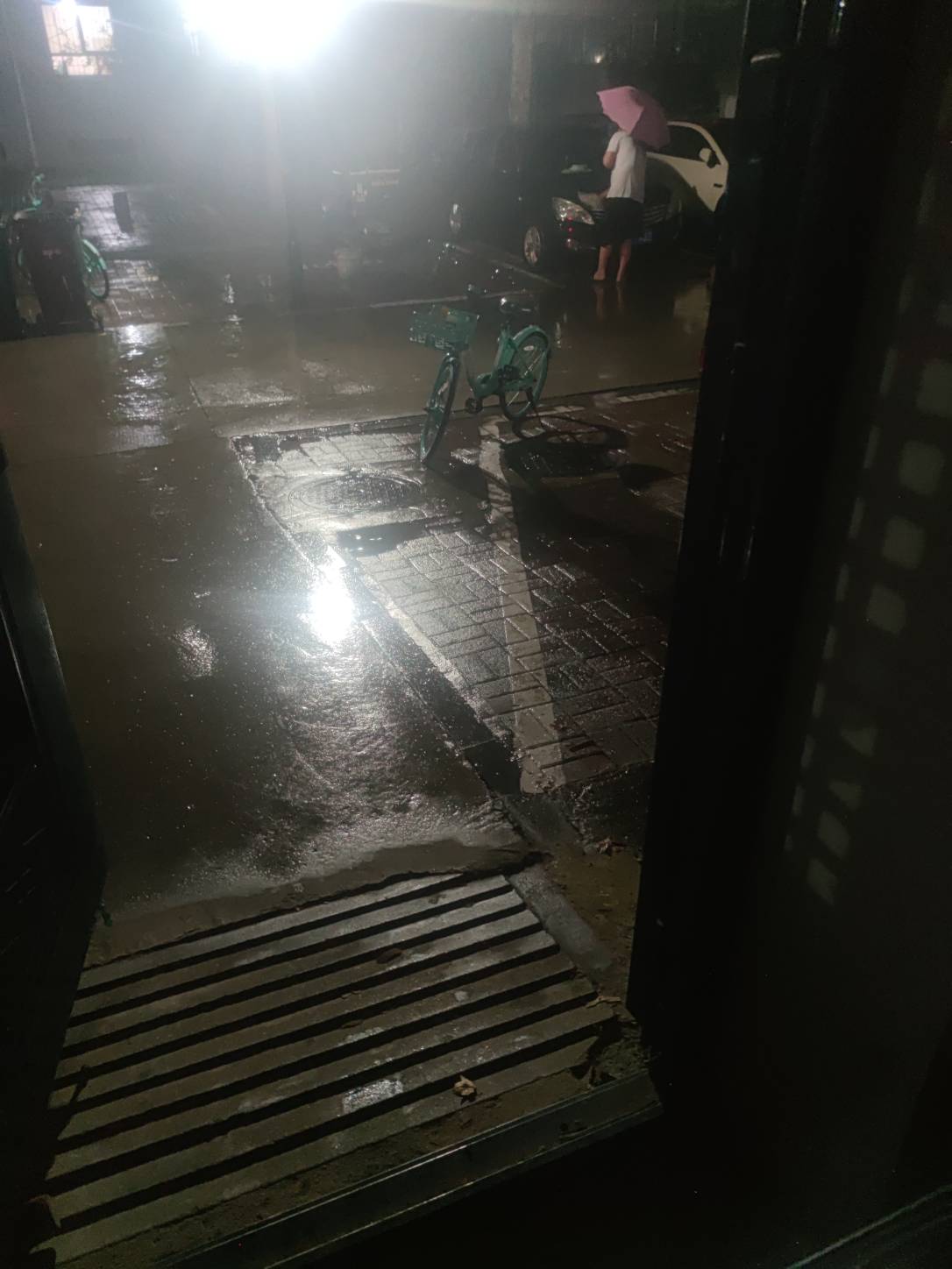 大哥真能省钱，趁下雨打着伞在那儿洗车呢，我当时就震惊了

40 / 作者:虎虎虎虎虎虎虎 / 