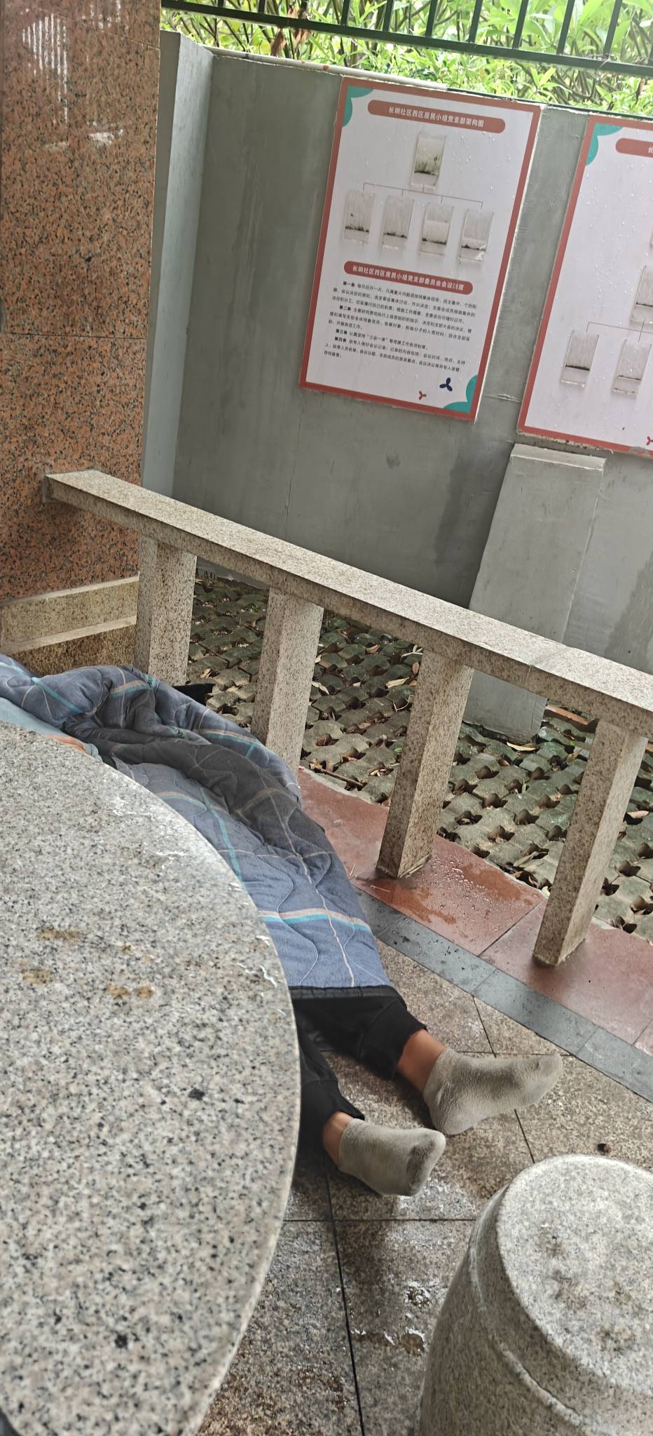 下雨了来躲雨，仿佛看到了明天的自己

16 / 作者:电竞经理回电 / 