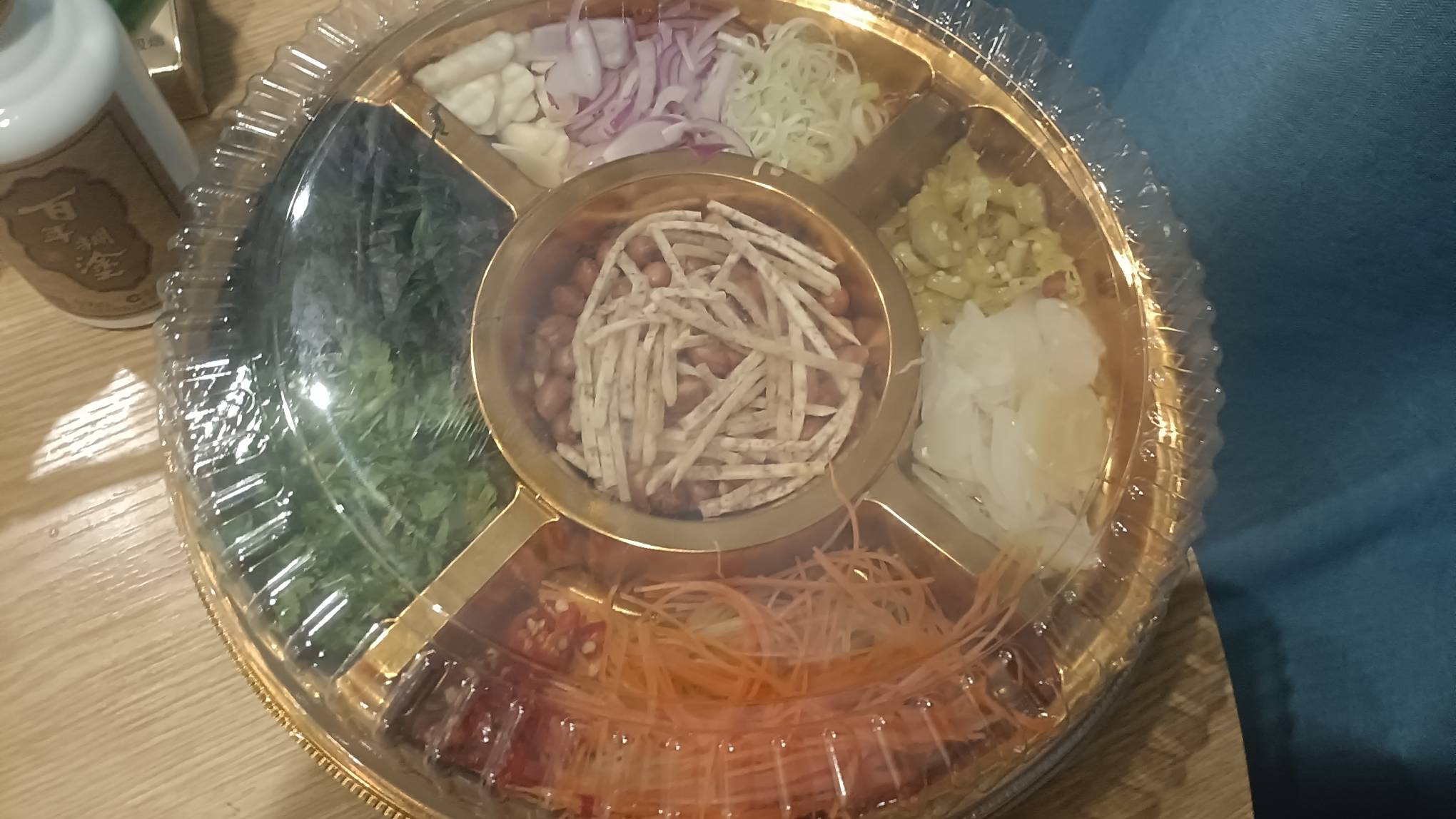 明月几时有？把酒问青天。
不知天上宫阙，今夕是何年。
我欲乘风归去，又恐琼楼玉宇，79 / 作者:初一email / 