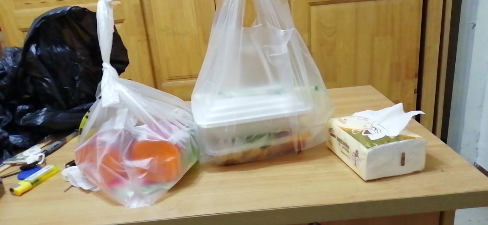 老哥吃饭，猪脚饭，自己出去买的，18块

49 / 作者:专业吃席 / 