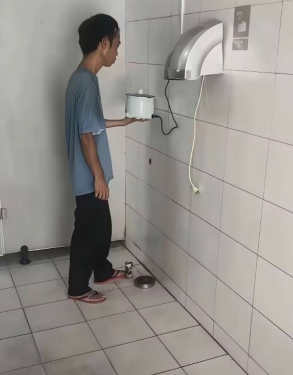 老哥吃饭，猪脚饭，自己出去买的，18块

5 / 作者:虚幻的世界 / 