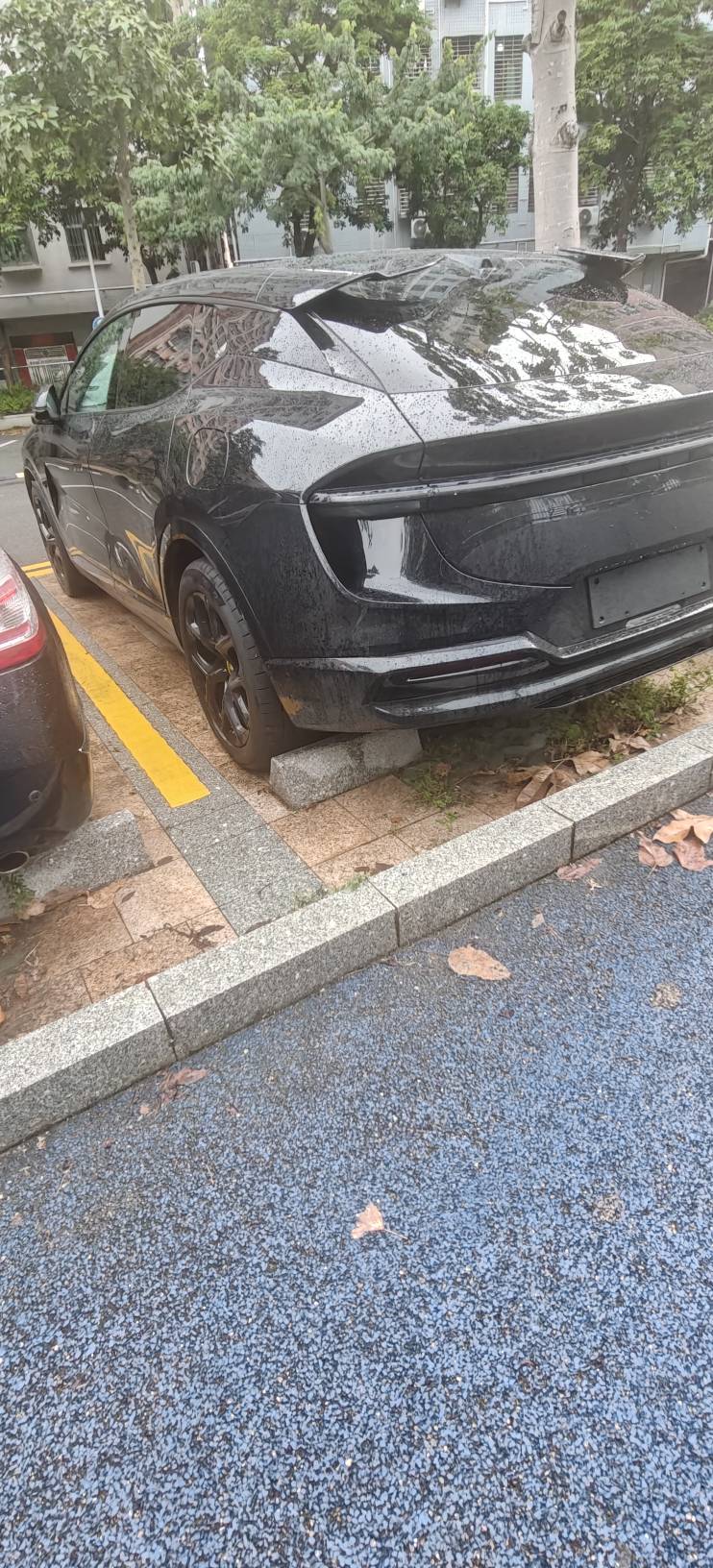 还以为啥杂牌车，轮子那么大，居然要90万这个车

11 / 作者:电竞经理回电 / 