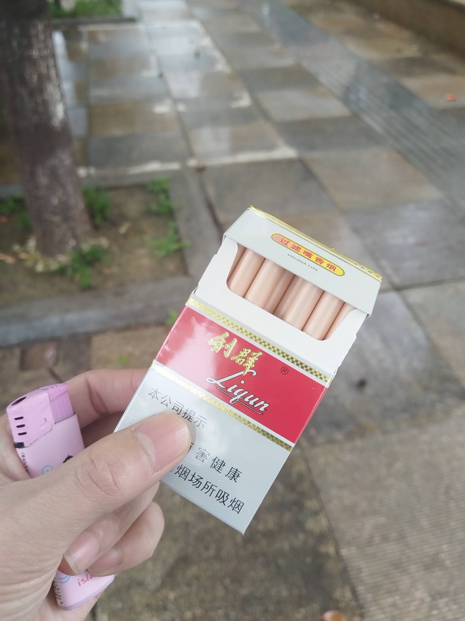 今天要交房租了，你们都交了吗？今年一直在出租房摆烂。没有稳定收入还是不行，两个手4 / 作者:虚幻的世界 / 