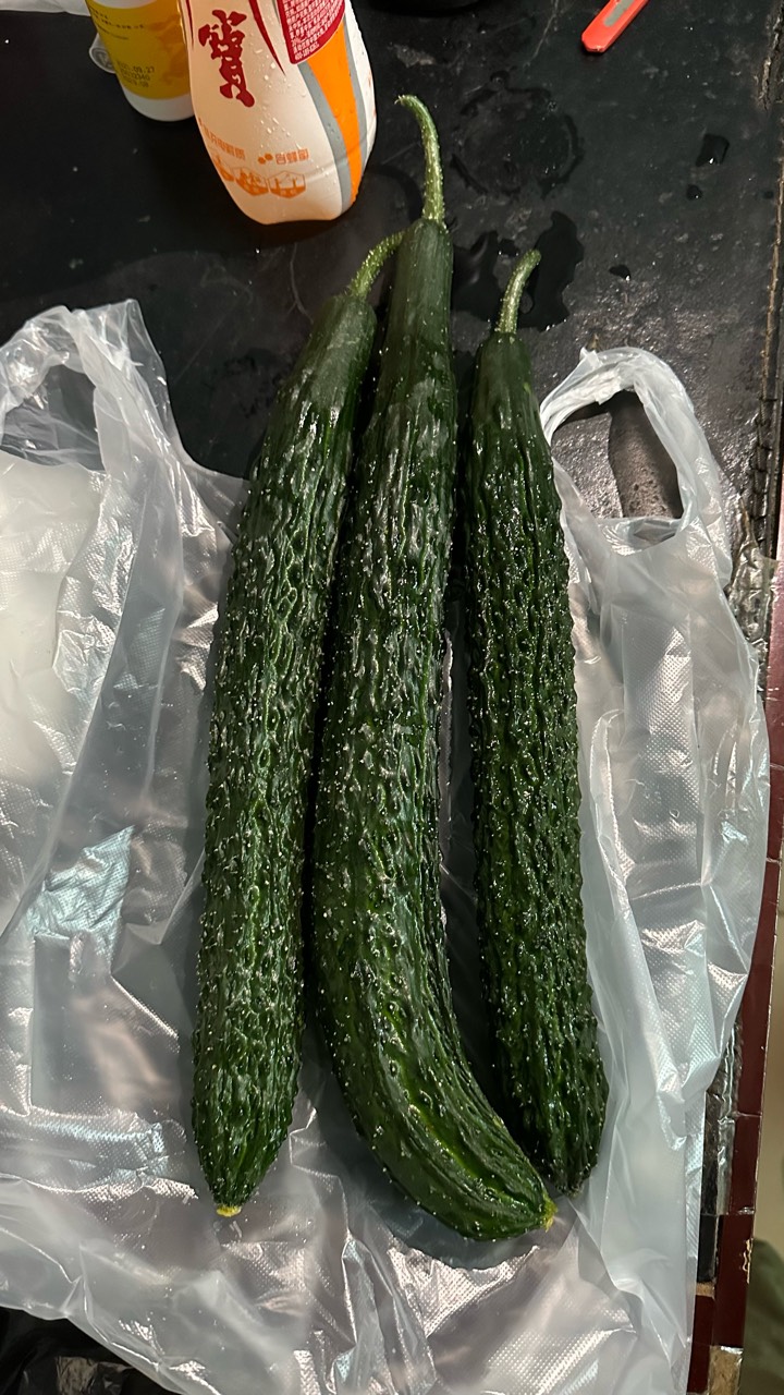 去市场逛了一圈，发现水果吃不起了，几块钱只配买几条黄瓜，动辄十块八块一斤，舍不得35 / 作者:不知明的靓仔 / 