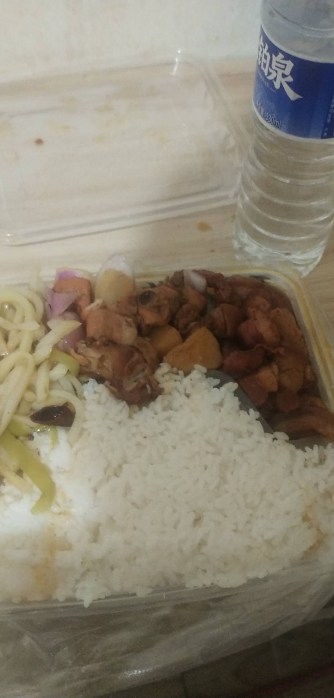 快三点那会跑单路过大寺，到店自取6.3的盒饭还有个挂壁水，吃出头发都算老板送的周边
37 / 作者:安东尼。 / 