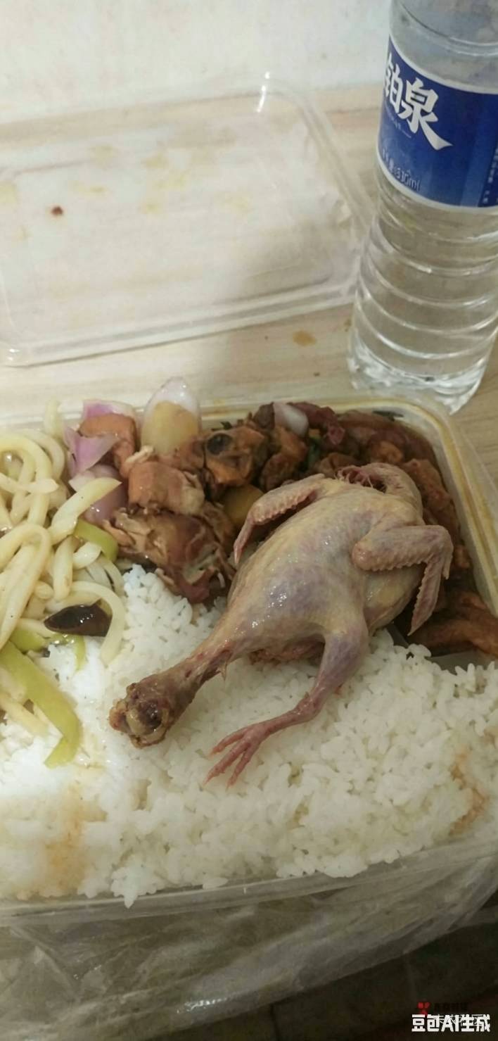 快三点那会跑单路过大寺，到店自取6.3的盒饭还有个挂壁水，吃出头发都算老板送的周边
81 / 作者:联合国奥利给 / 