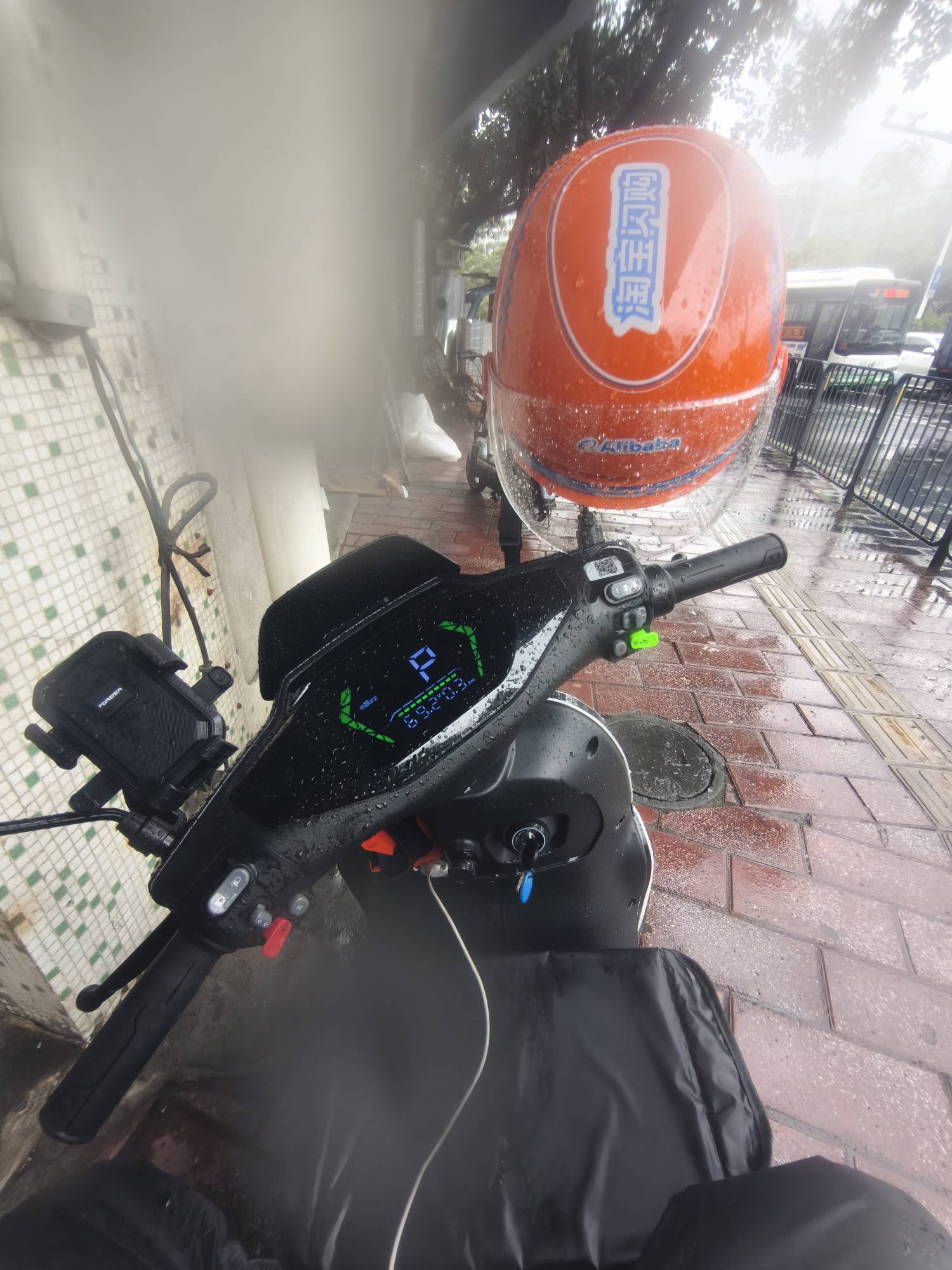 广东这天气跑外卖真爽，内裤都能挤出一斤水了，雨没停过

36 / 作者:请前后移动手机 / 