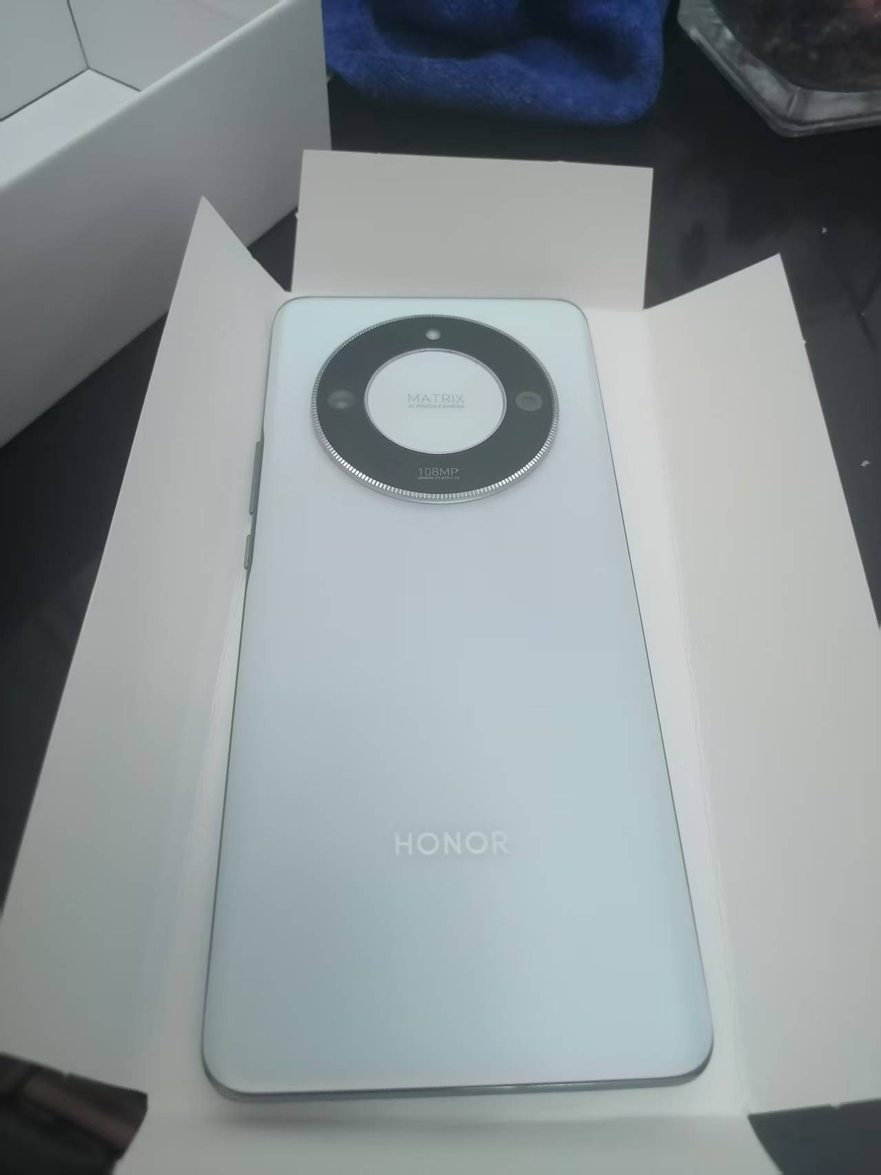 抖音商家真给力，手机坏了寄过去让他修一下直接发了个新的过来，虽然那部旧的我只用了93 / 作者:翻皮水鸭 / 
