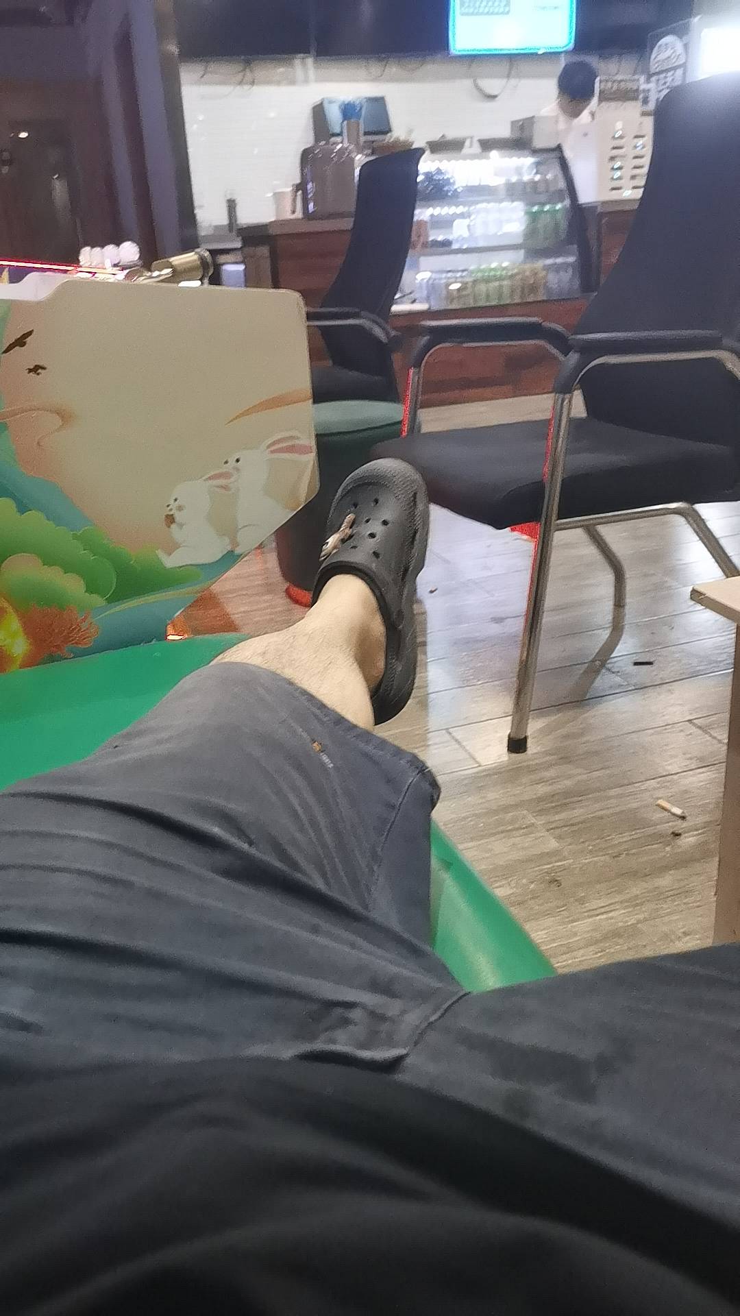 挂壁在网吧大厅，在这里躺着 我不敢看别人的眼神 我好自卑啊 没钱像下水道的老鼠般极35 / 作者:可不可以再爱你 / 