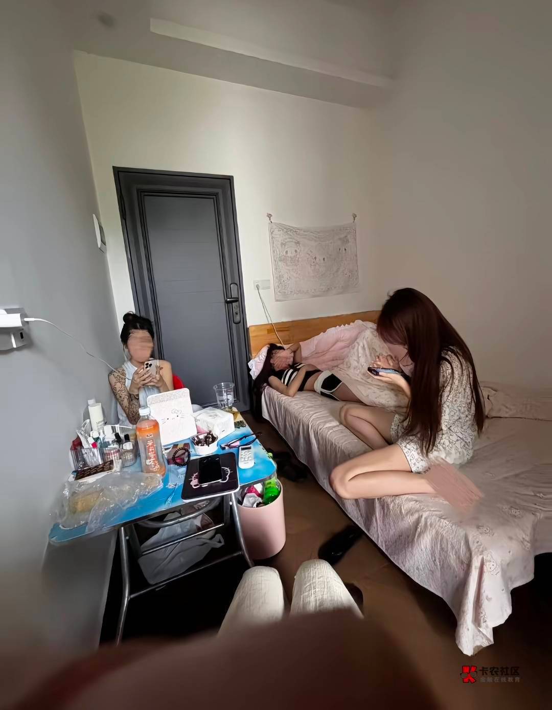 在酒店睡的正香门被敲响，打开门一女孩直接进来问要不要按摩，看着十几岁的样子，把我79 / 作者:云祁 / 