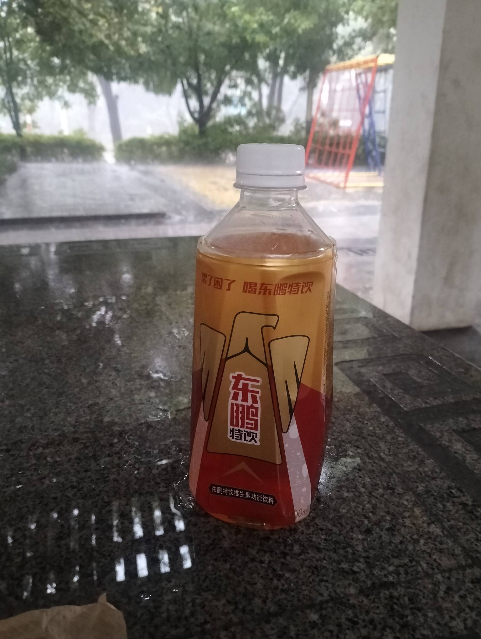 唐欢在公园，风大雨急的，广子又不爆，好饿啊

27 / 作者:尛•牛•蛮 / 