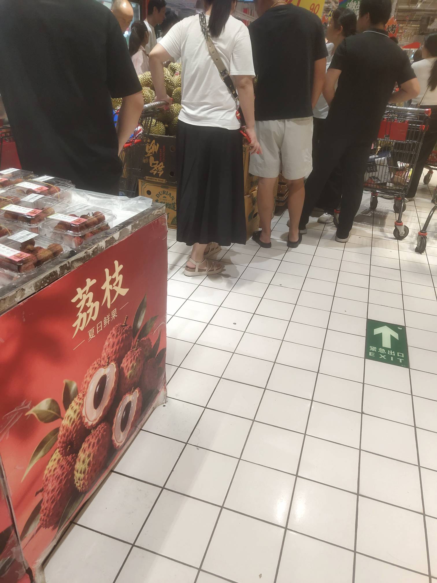 一群人围着榴莲，有什么好吃的，送我都不吃

44 / 作者:一路向前8 / 