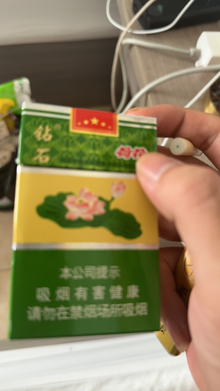 老哥们这荷花是假的吧，荷花钻石免税版，第一次见这个烟，盒内二维码也扫不出来，商家88 / 作者:小熊咔咔咔 / 