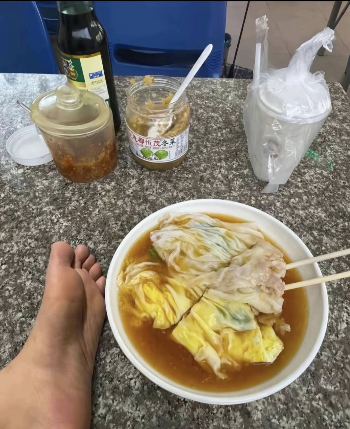 昨天的我还在路边上吃肠粉

44 / 作者:ㅤ林余赚钱 / 