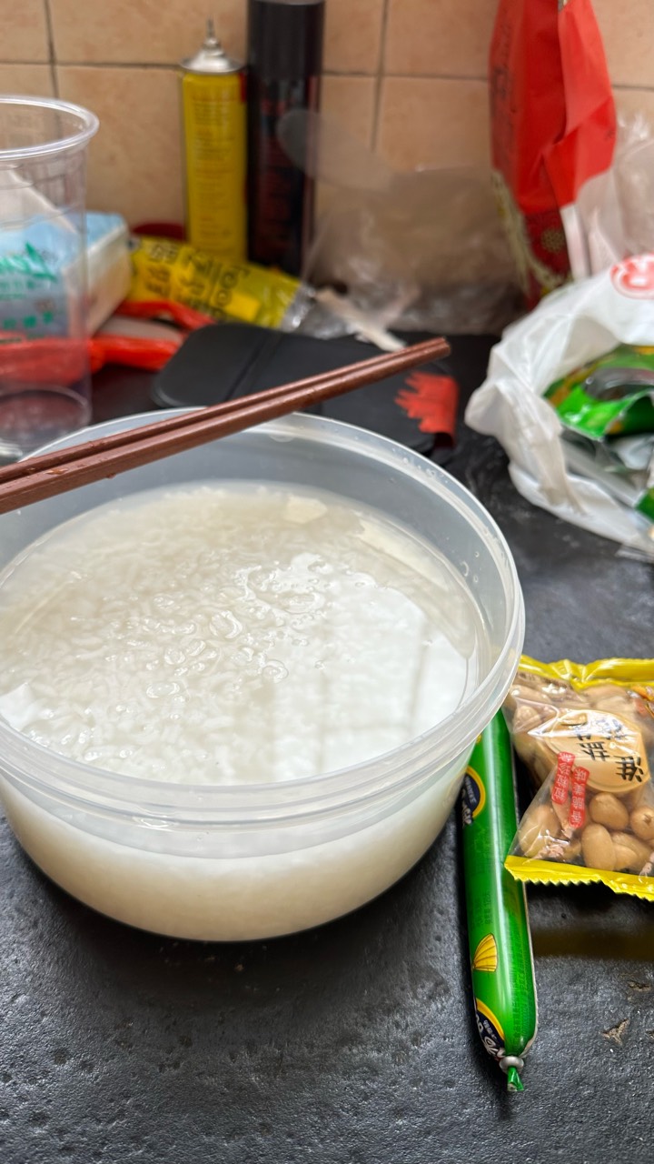 昨天太奢侈了，吃太多榨菜，至今今天没榨菜可吃

1 / 作者:不知明的靓仔 / 