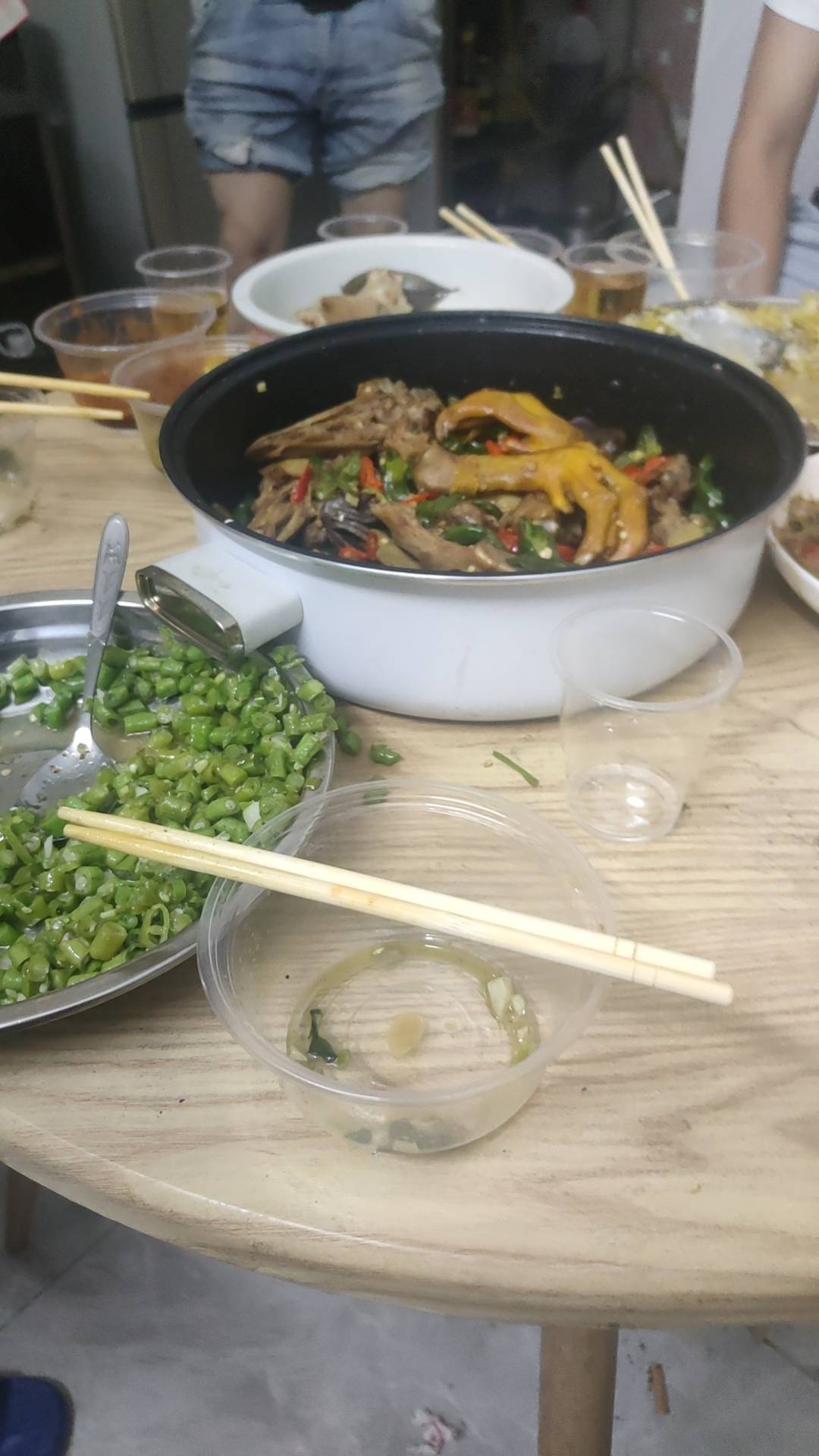 请朋友吃晚饭又花了三百多，一个给我一包一百的宽窄，一个给包芙蓉王，请我洗脚没去，46 / 作者:风吹裤起屁屁凉 / 