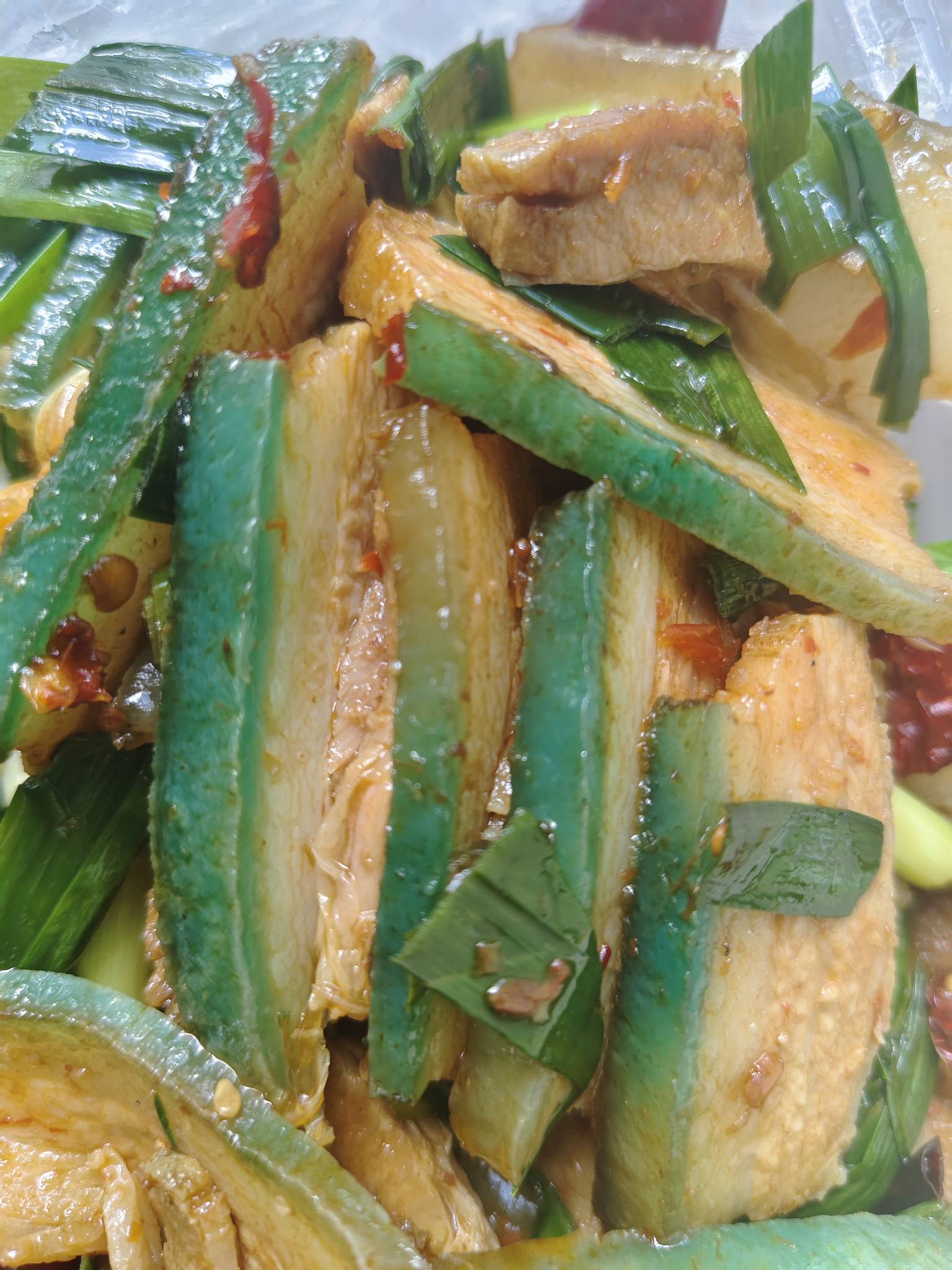 点了份回锅肉，猪皮是绿色的，这是变质了吗？不敢吃了

5 / 作者:明天，你好y / 