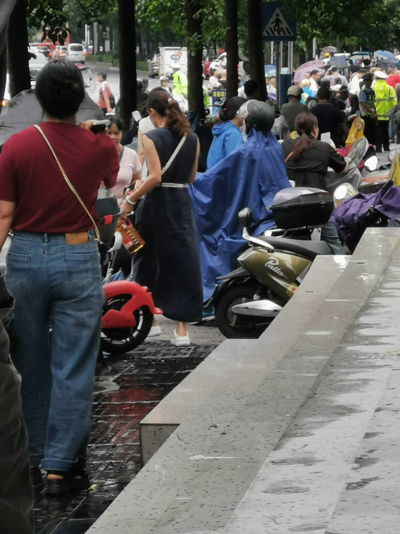 老哥，今天中考人很多，经过这里没戴头盔又给叔叔罚了50毛，哎

27 / 作者:果然一道 / 