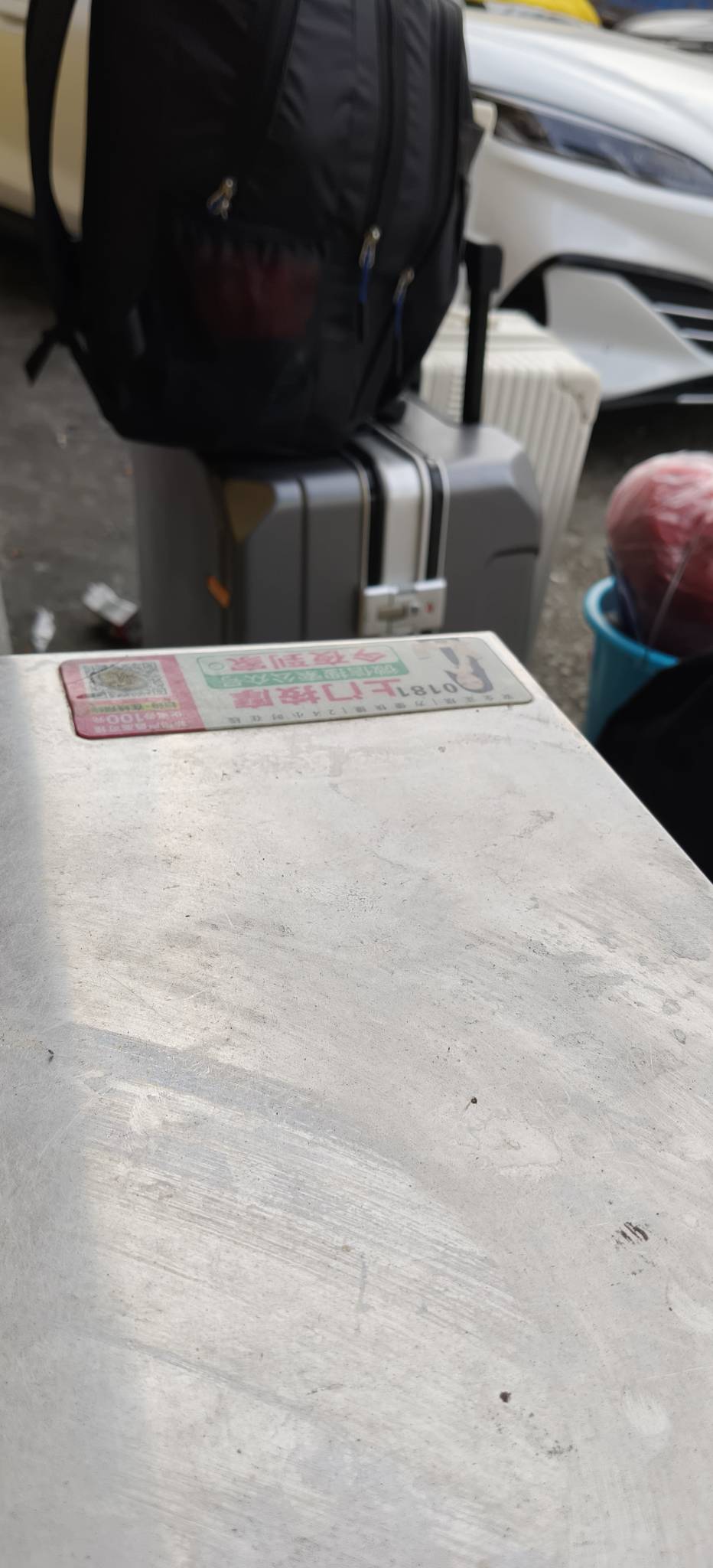跟老哥们挂壁公园了，好绝望好想哭，暑假工把老哥们的工作都抢完了，宿舍也是挤满14人80 / 作者:扛不住了老哥们 / 