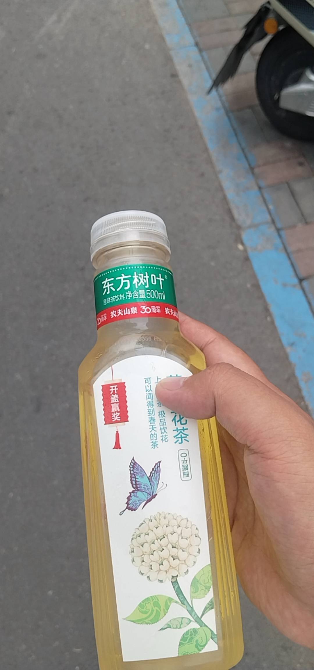 可恶的农夫山泉系列，中奖的瓶盖子，不是存在手机里的。东鹏、乐虎之类的，扫完之后直72 / 作者:提莫大王 / 