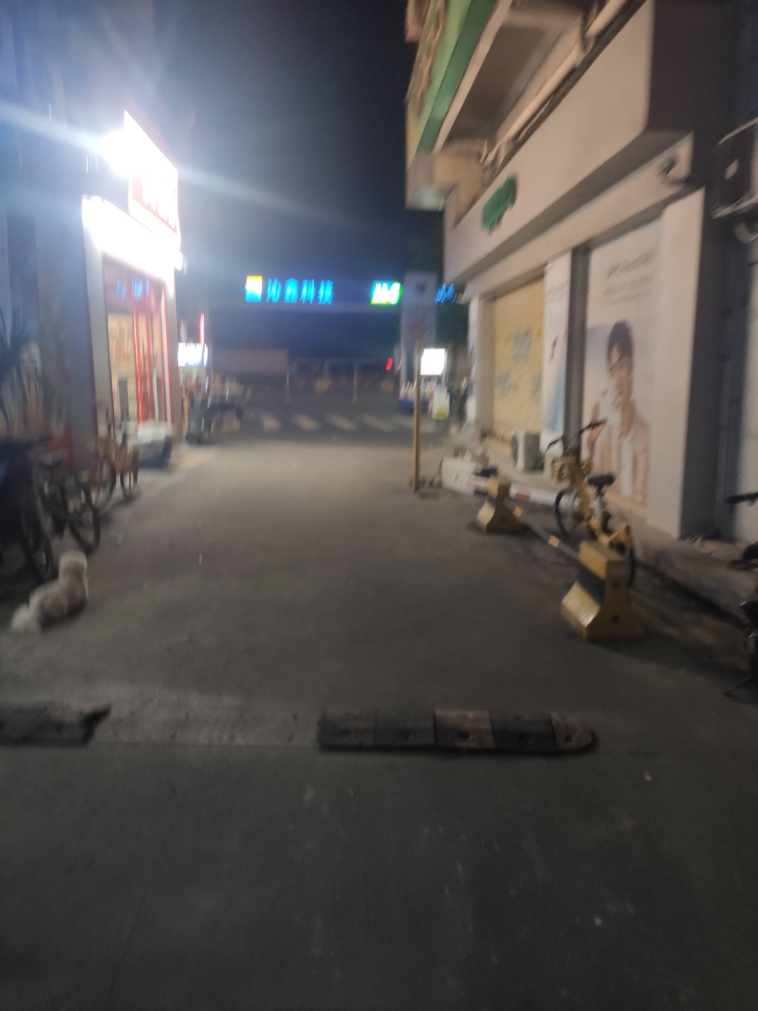 顶楼热懵b了，出来透透气

39 / 作者:云边有个挂壁仔 / 