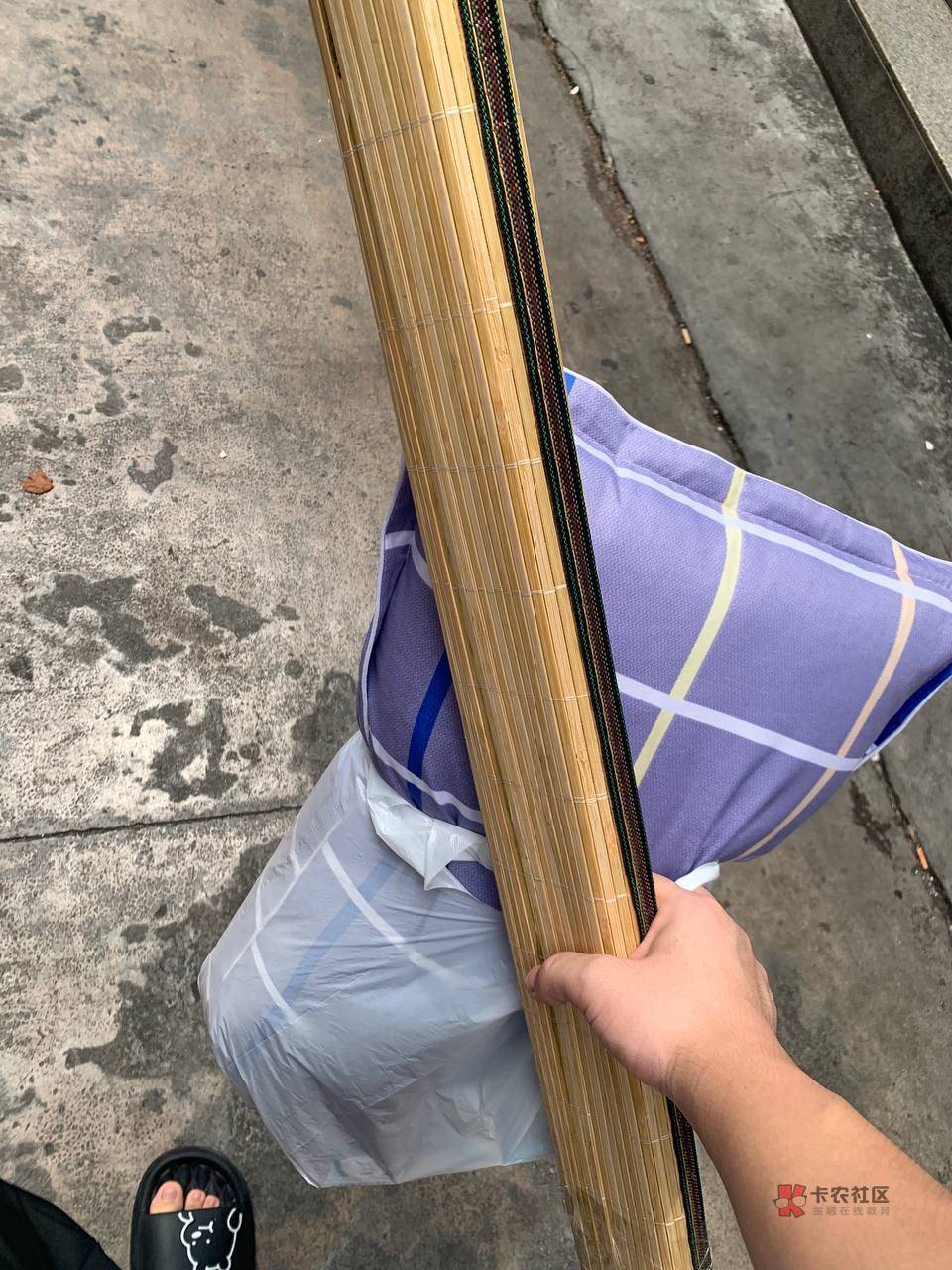体温31，湿度92，怎么睡觉啊？
躺床上热乎乎的凉席

19 / 作者:朱铁胆 / 