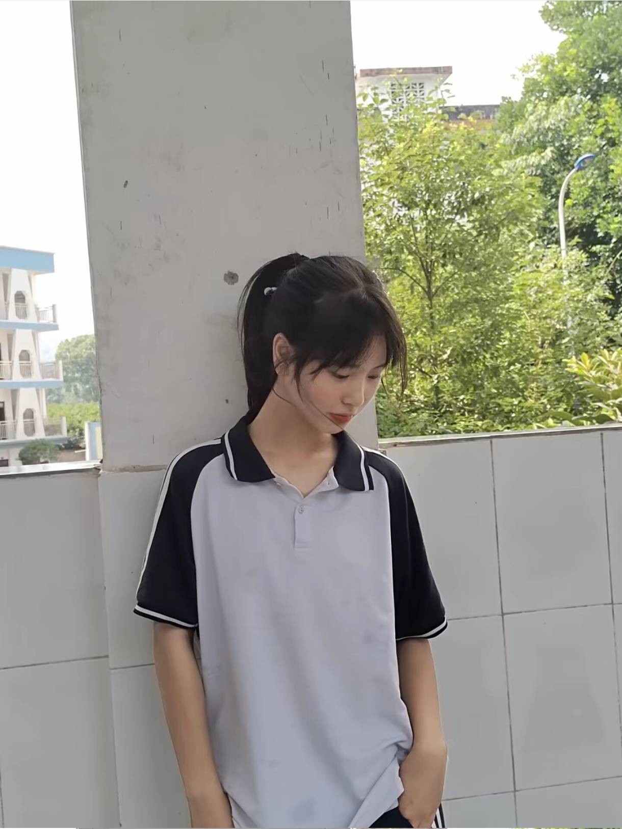 路上遇到一个小姑娘不简单，看着太小了背着个小书包跟个初中生一样，一开始就觉得不简11 / 作者:39岁挂壁老大哥 / 