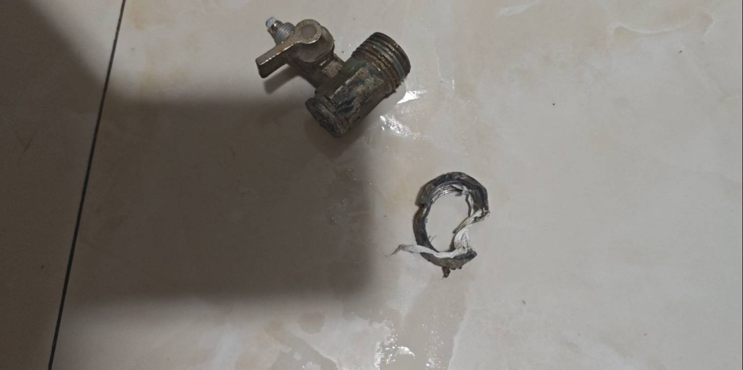 手龙头管子裂了，闲鱼要200，美团外卖上买了一个洗菜盆冷水管，一个角阀，，自己使劲80 / 作者:露西亚的鱼 / 