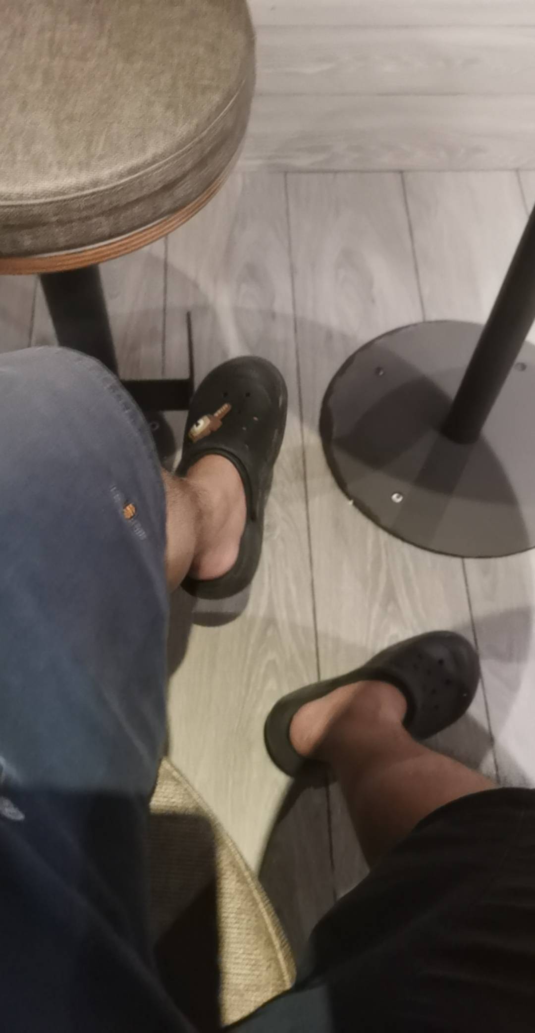 昨晚挂壁一晚肯德基，今天又是一天 门都没出过 我就是彻头彻尾的挂壁人 27了 注定一辈78 / 作者:可不可以再爱你 / 
