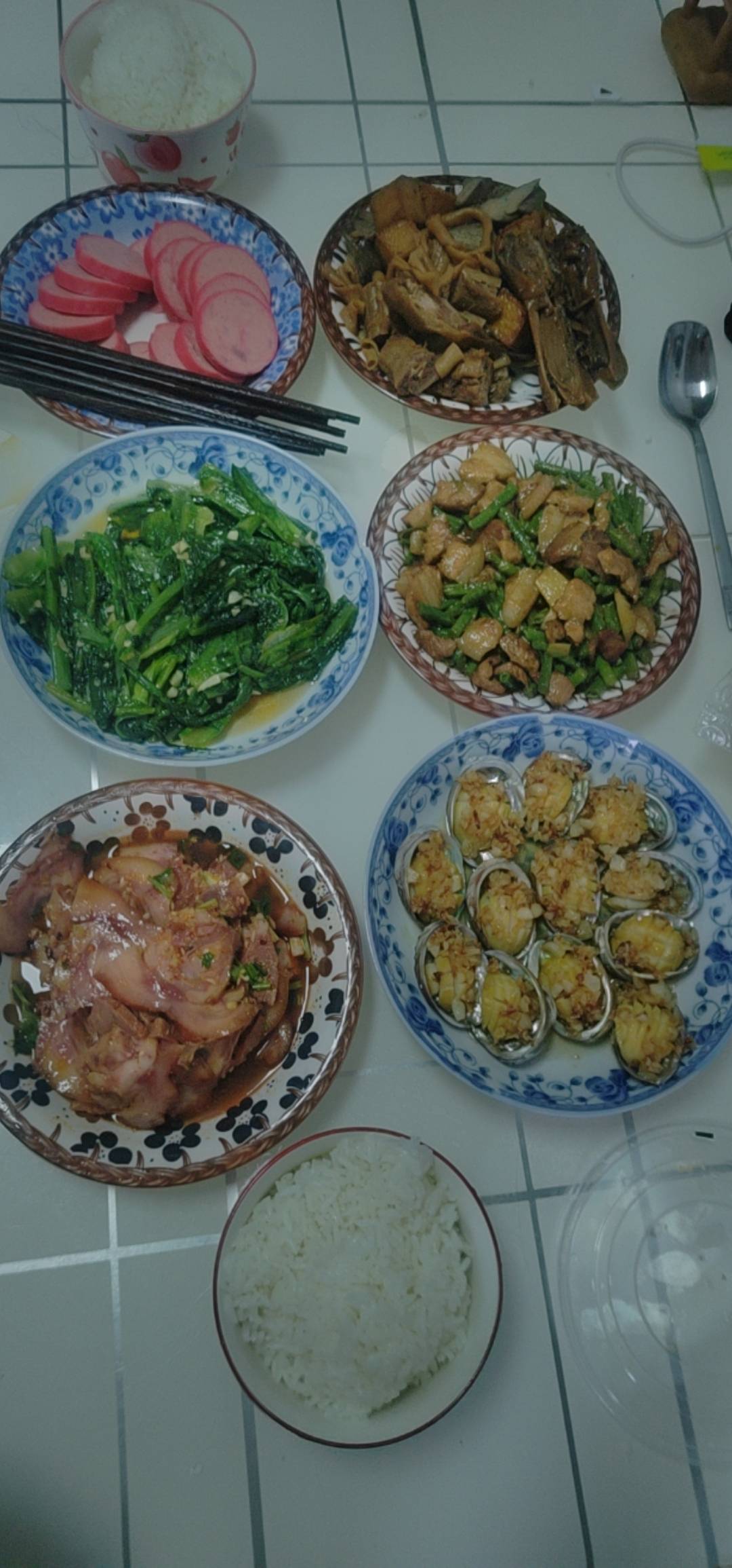 100块搞那么多菜  想想以前真该s

100 / 作者:我爱小小孟 / 