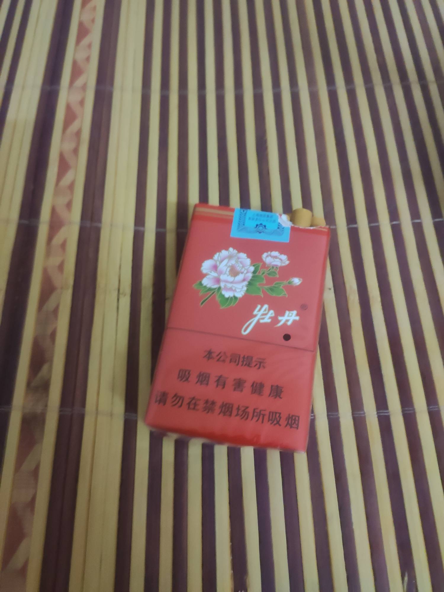 发发倒了再度归于平静，前几天抽的烟跟现在抽的烟



41 / 作者:云边有个挂壁仔 / 