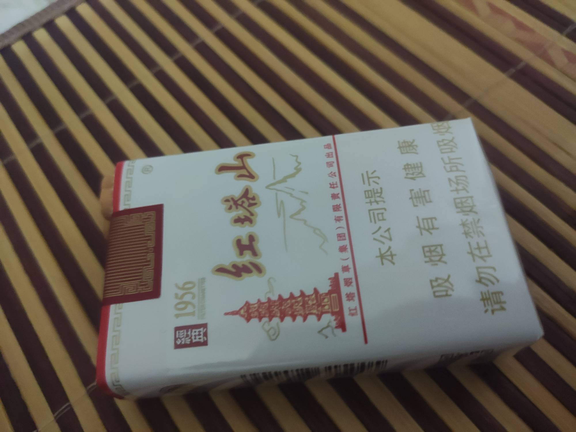 发发倒了再度归于平静，前几天抽的烟跟现在抽的烟



32 / 作者:云边有个挂壁仔 / 