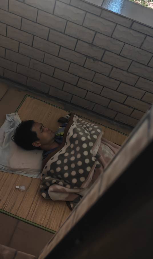 大晚上一打开窗户就看到个人，尿都吓出来了

22 / 作者:撸毛小王子 / 